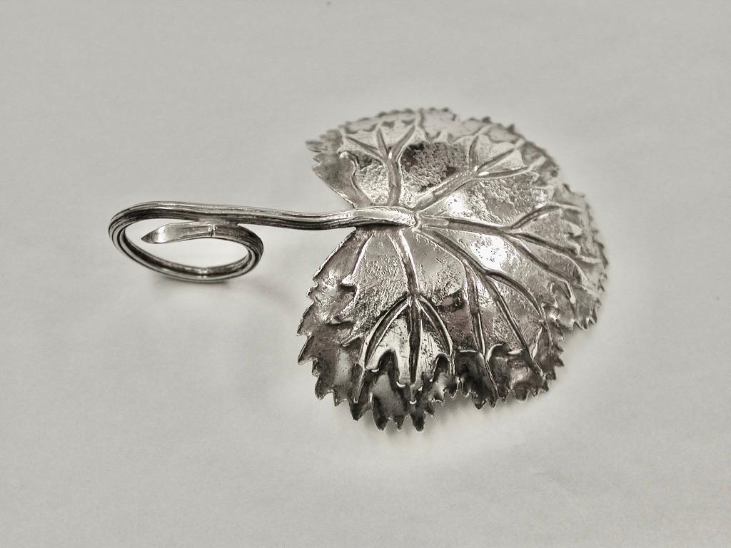 Antico cucchiaio d'argento William Williams 1V Strawberry Leaf Caddy Taylor & Perry Birmingham in vendita 1