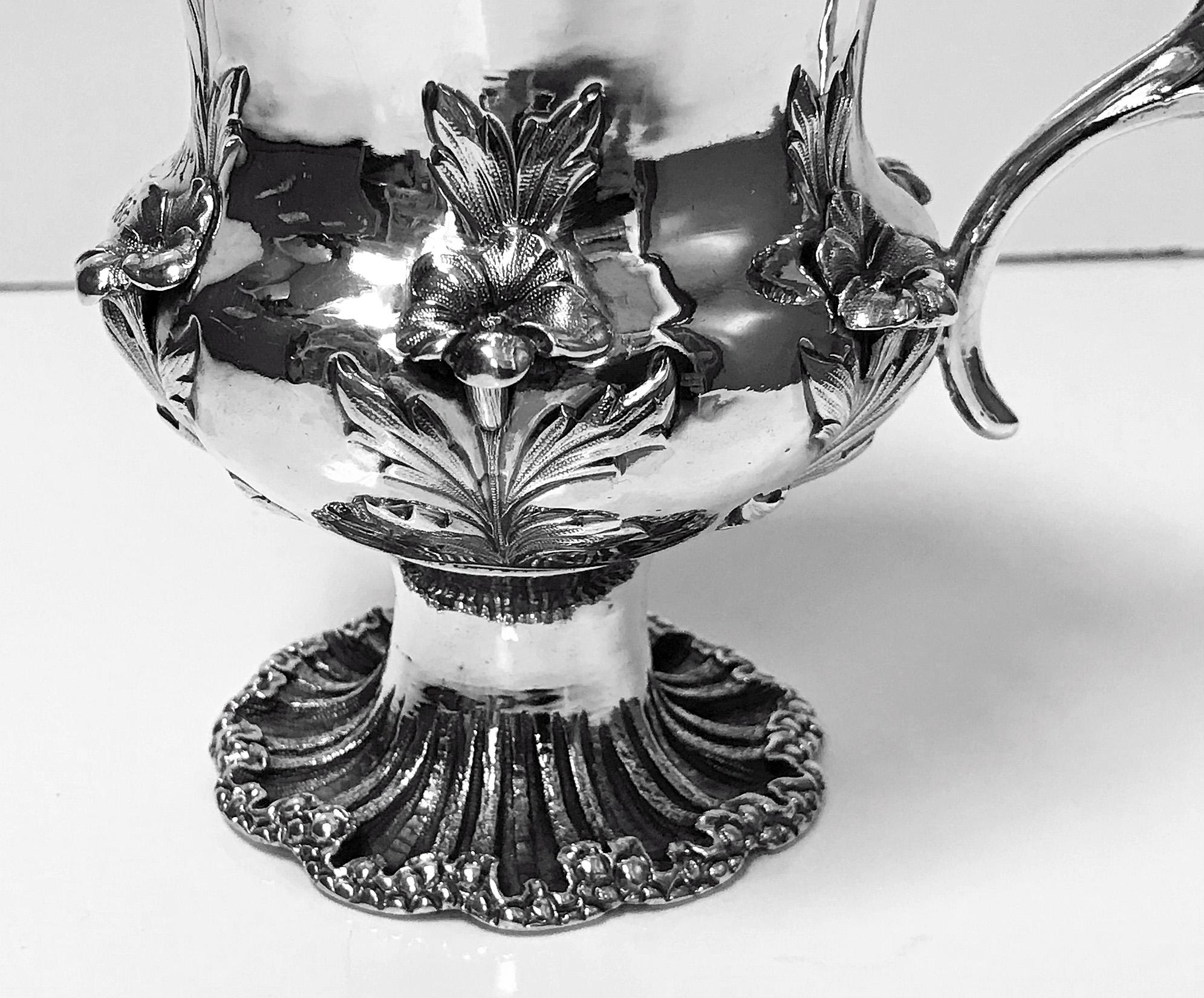 Grande tasse de baptême ancienne en argent sterling William IV, Londres, 1834, Jonathan Hayne. La tasse de forme campane sur base de piédestal festonnée texturée de coquille de rocaille, corps repoussé avec décoration de coquille et de rosette,