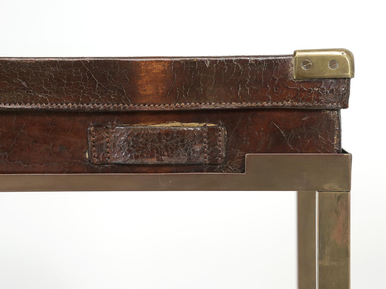 Antiker antiker William and Evans-Leder-Gewehrkasten-Beistelltisch mit Messingbeinen, um 1900-1920 im Angebot 5