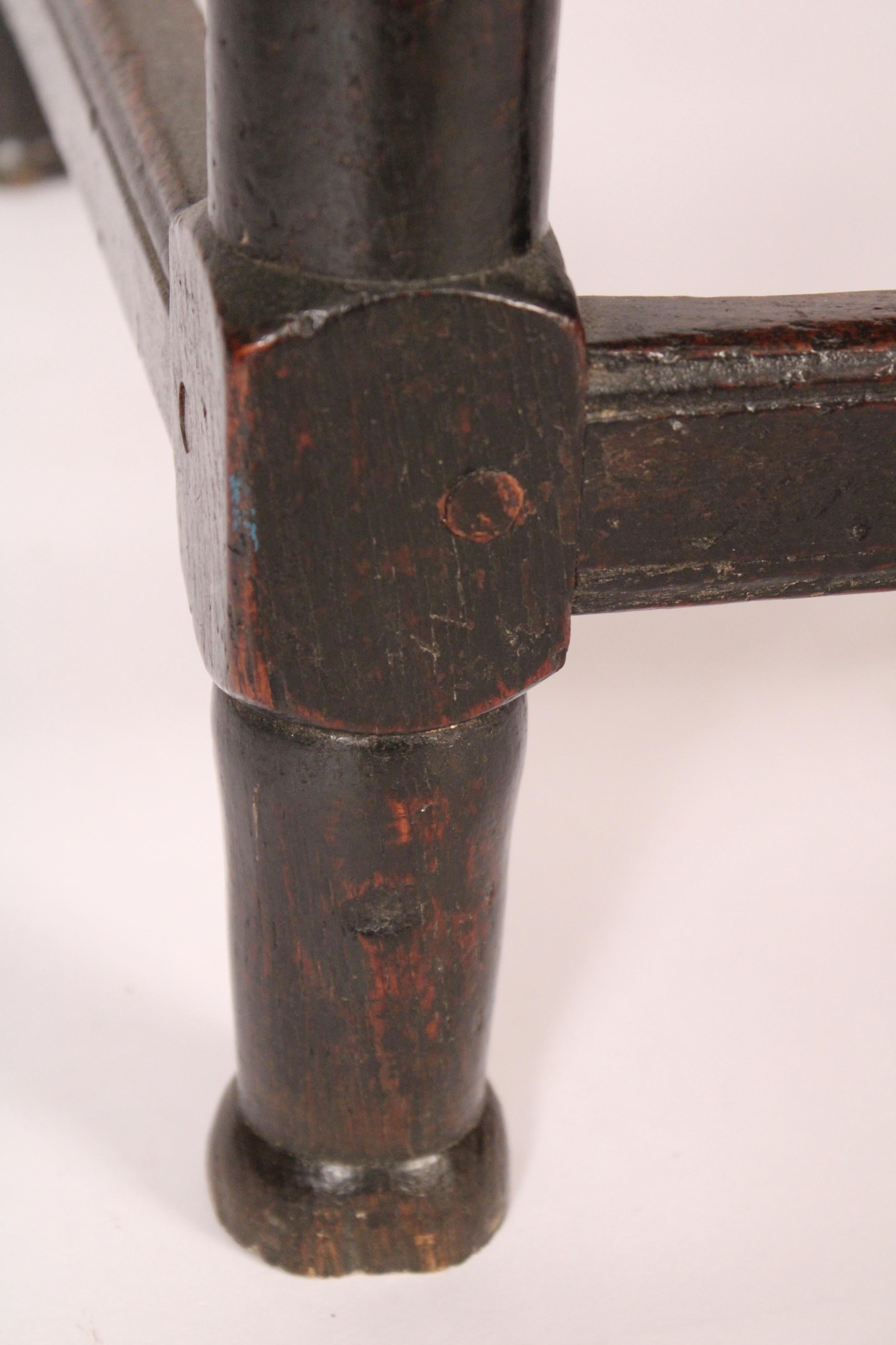 Ancienne table d'appoint en Oak William & Mary en vente 3