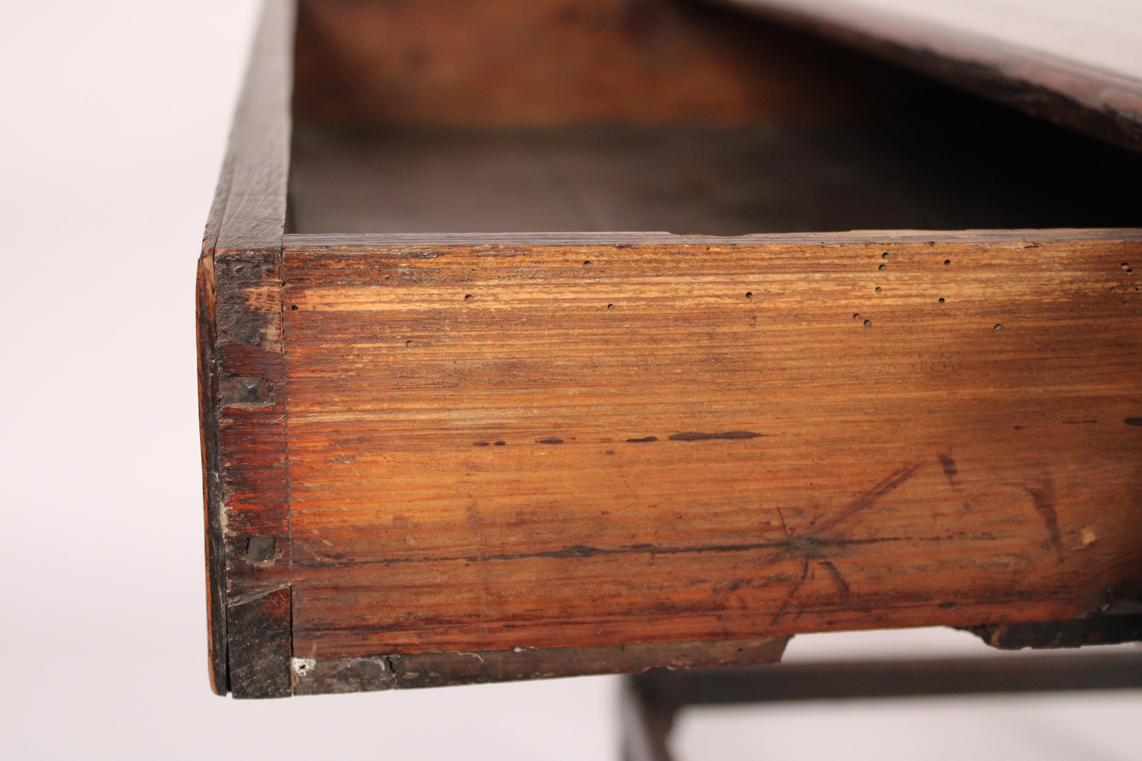 Ancienne table d'appoint en Oak William & Mary en vente 4