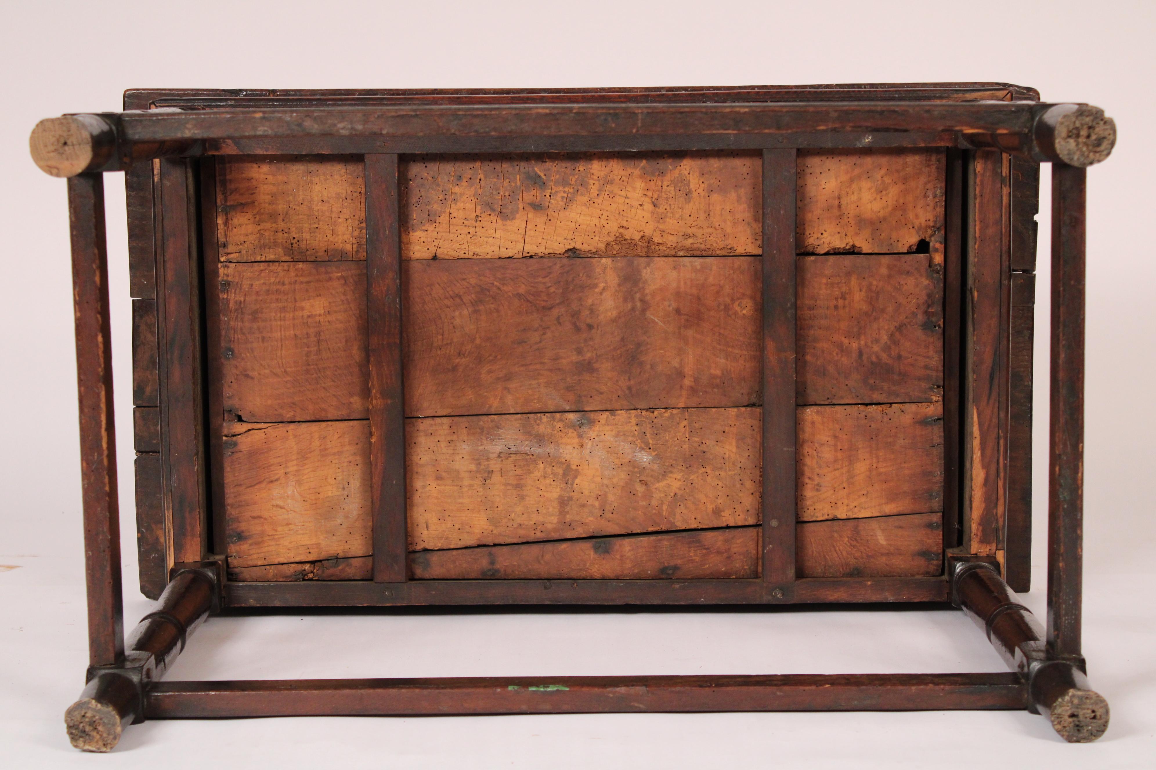 Ancienne table d'appoint en Oak William & Mary en vente 5
