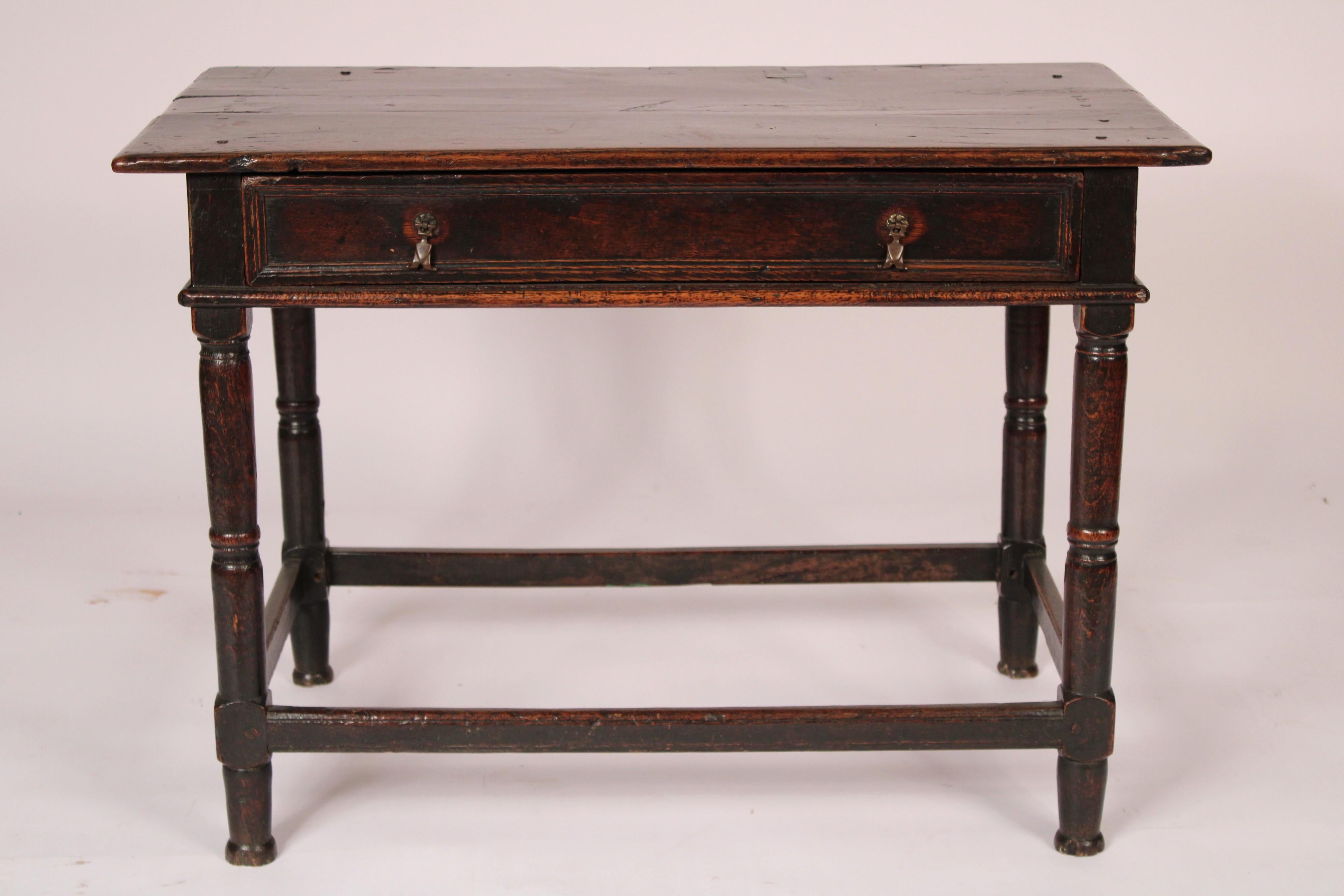 Table d'appoint ancienne en chêne de style William and Mary, 18e siècle. Avec un plateau rectangulaire à 3 planches, des bords avant et latéraux moulurés, un tiroir en frise avec des poignées en laiton, 4 pieds tournés reliés par des barres