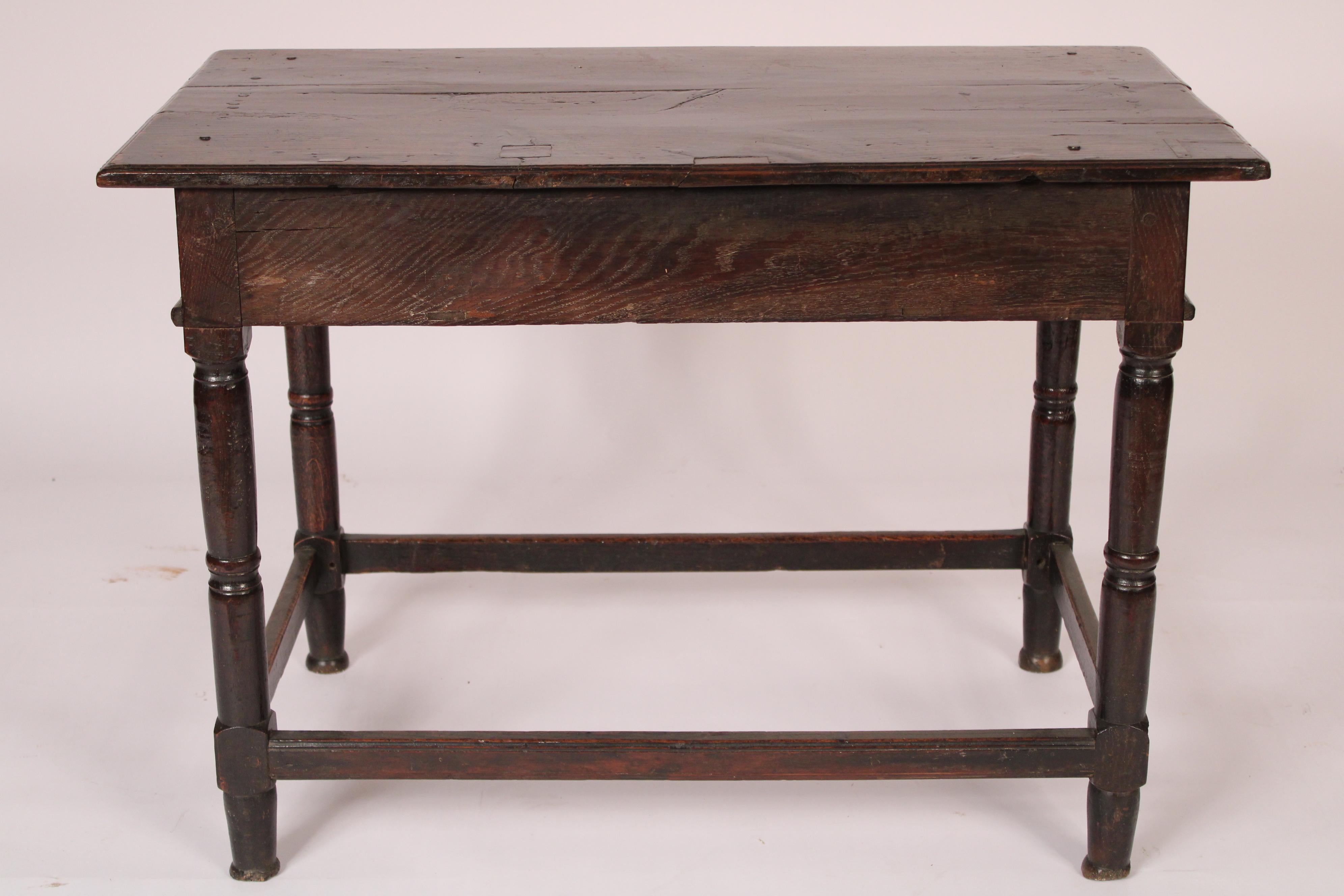 Ancienne table d'appoint en Oak William & Mary Bon état - En vente à Laguna Beach, CA