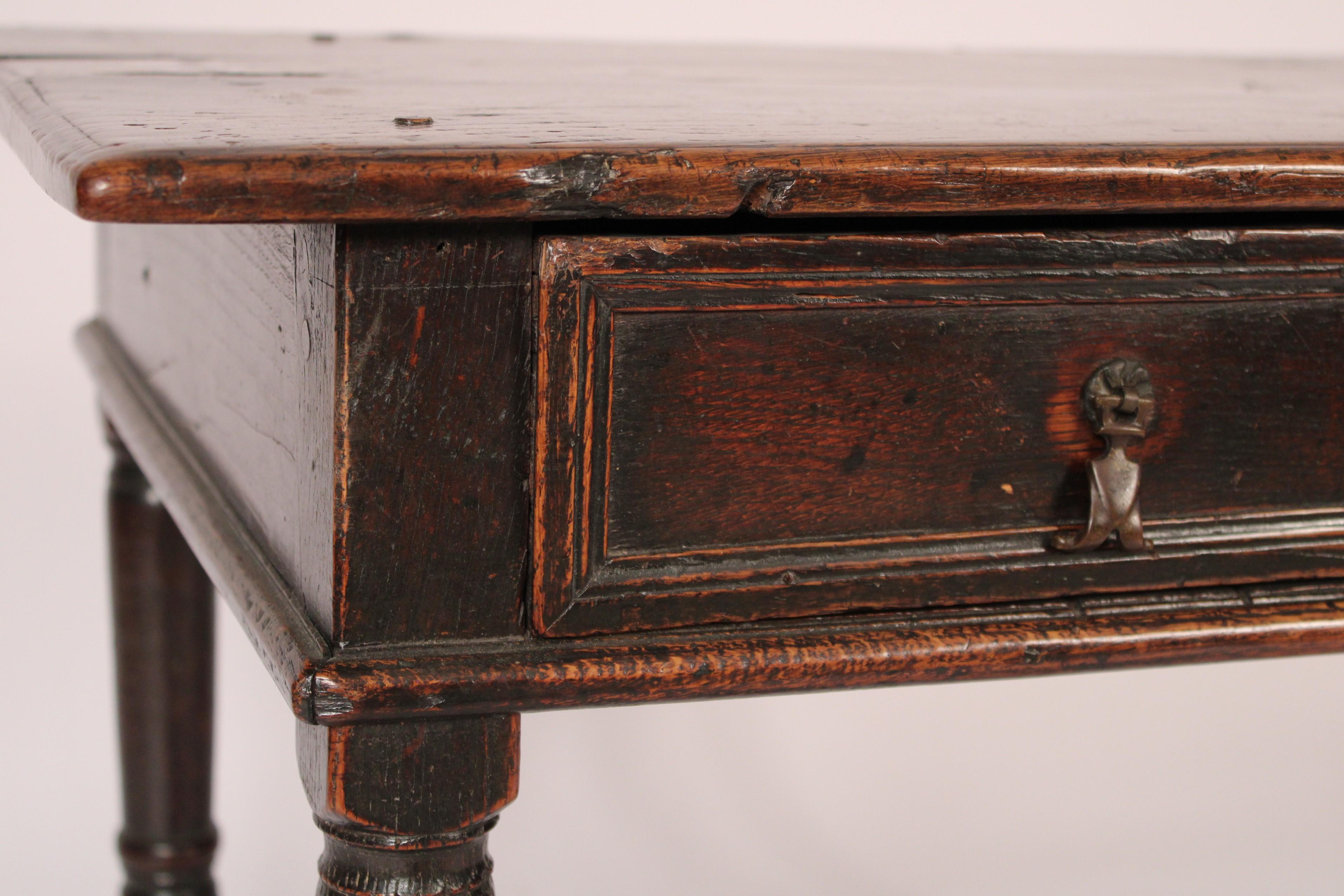 Ancienne table d'appoint en Oak William & Mary en vente 1