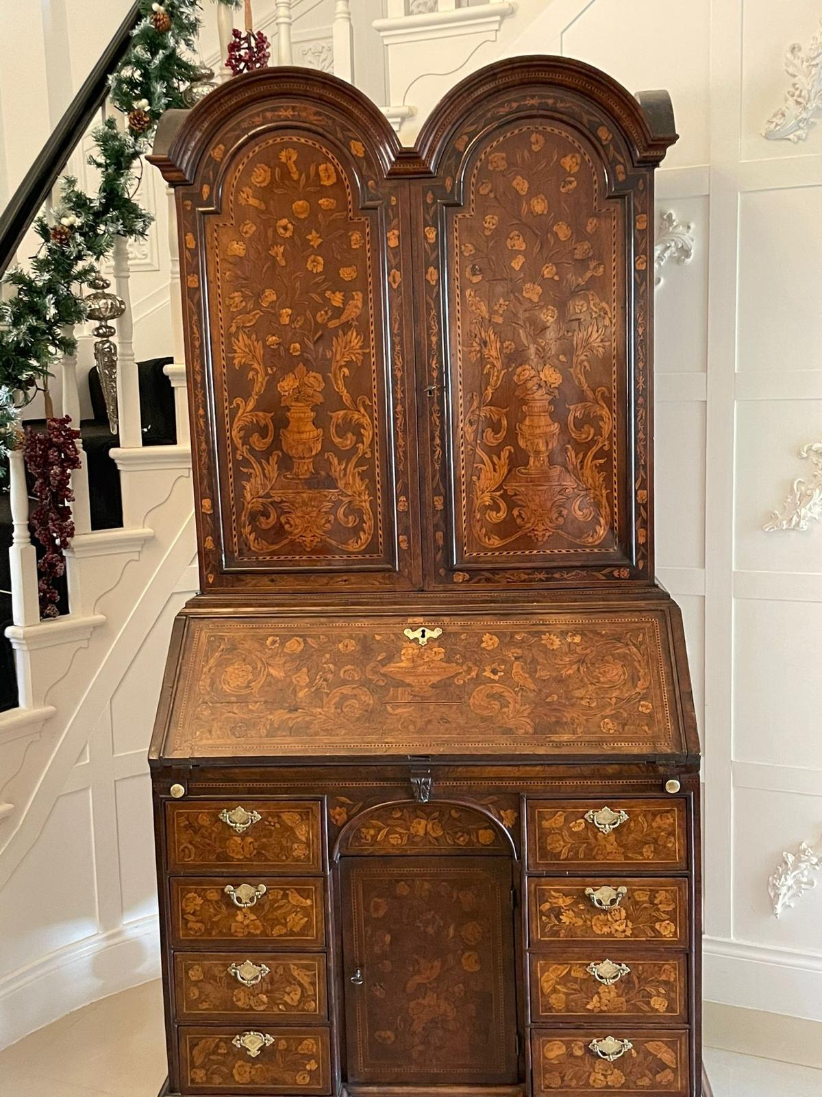 Antica libreria bureau a doppia cupola in radica di William & Mary di eccezionale qualità, con piano a doppia cupola e cornice modanata sopra una coppia di ante in radica di noce intarsiate che si aprono per rivelare un fantastico interno