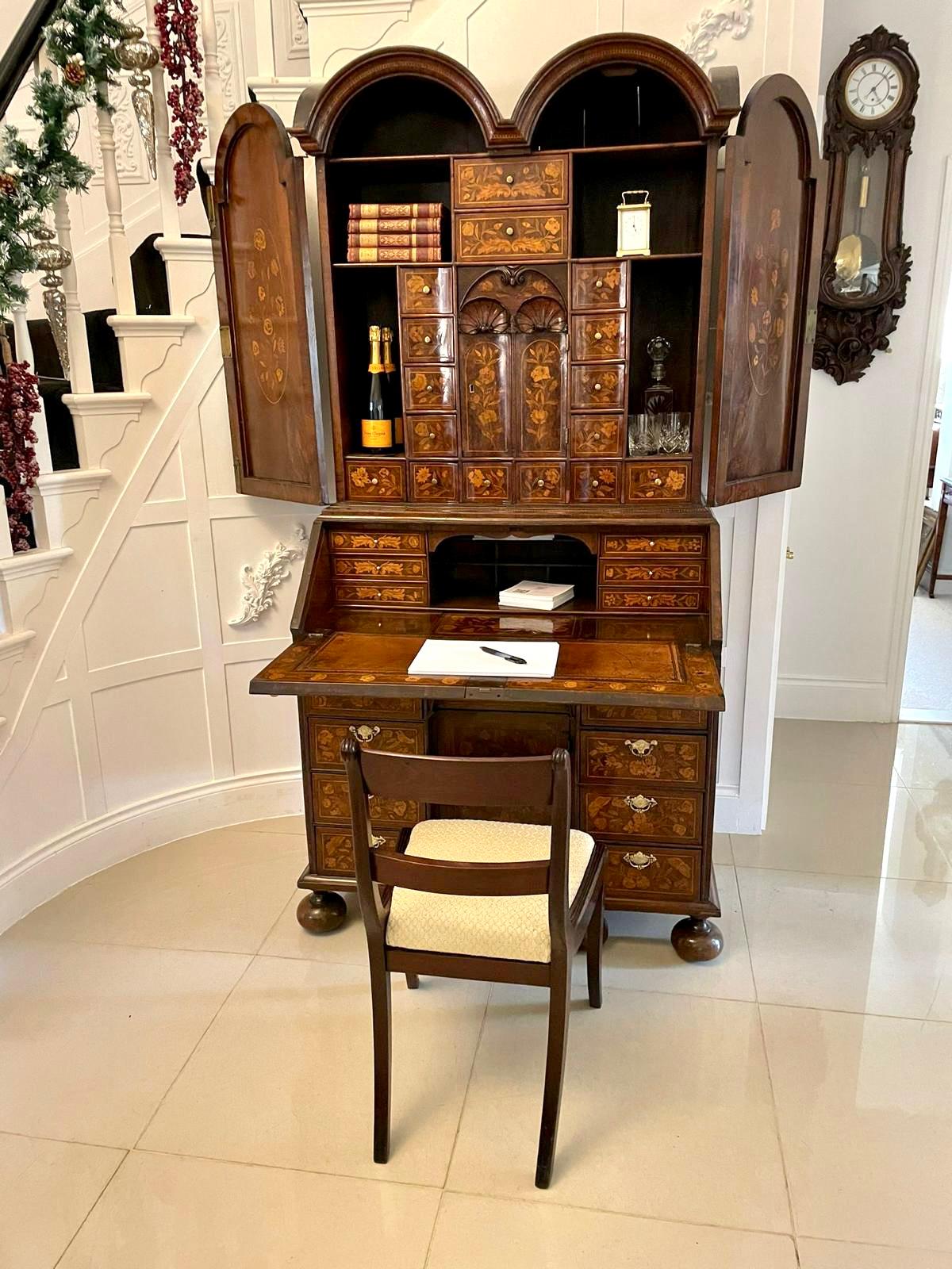 Noce Antica libreria a doppia cupola in noce William & Mary di qualità eccezionale in vendita