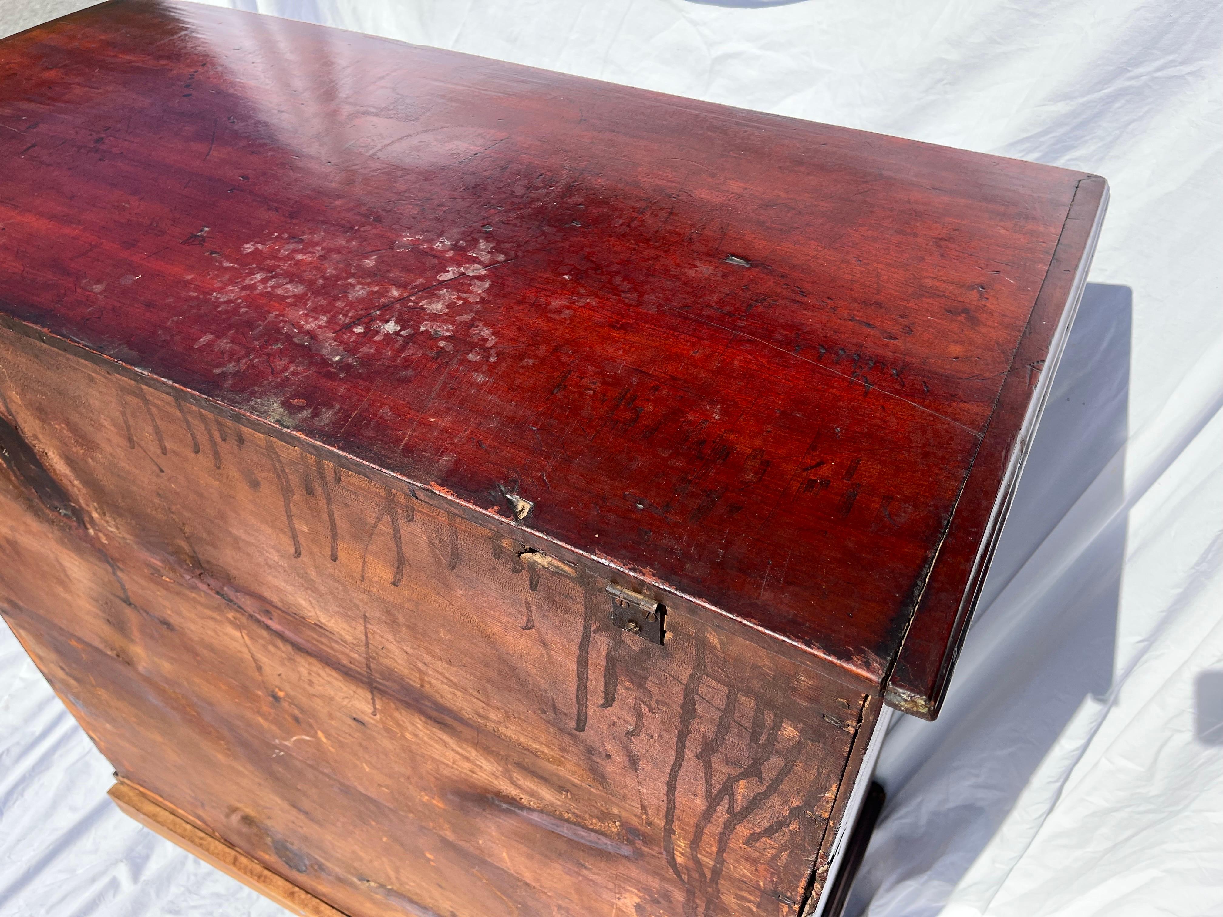 Antique William and Mary Style 19th Century Mule Chest of Drawers with Blanket For Sale 6