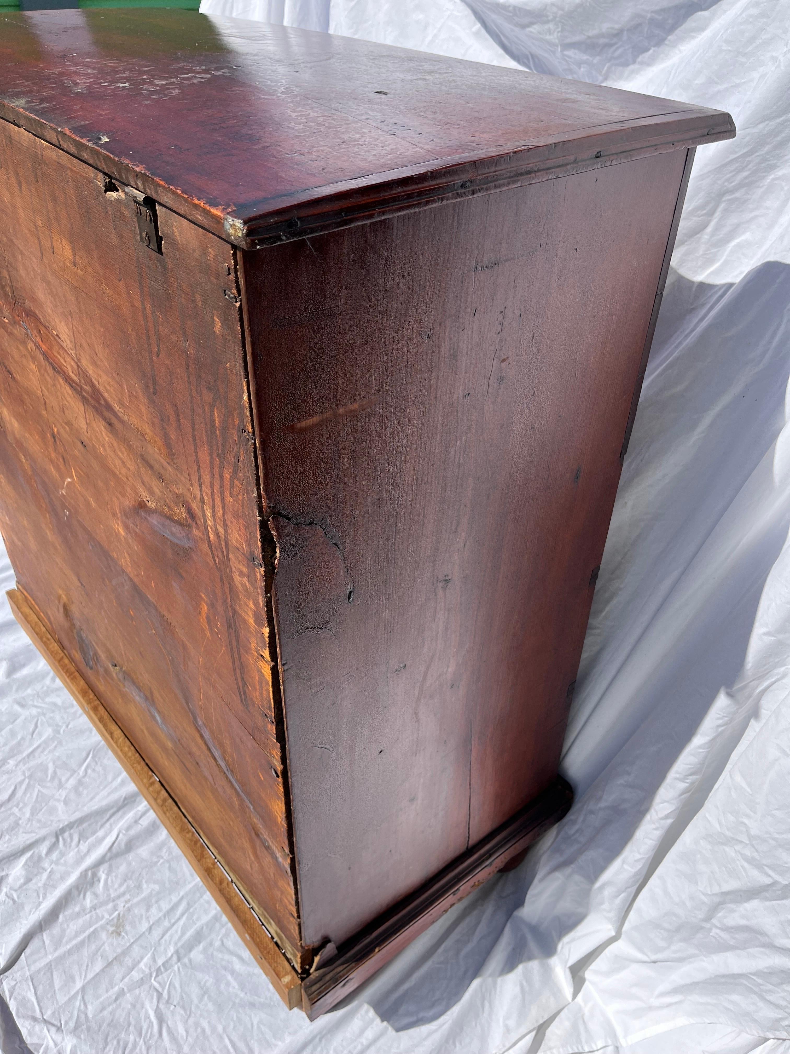 Antique William and Mary Style 19th Century Mule Chest of Drawers with Blanket For Sale 7