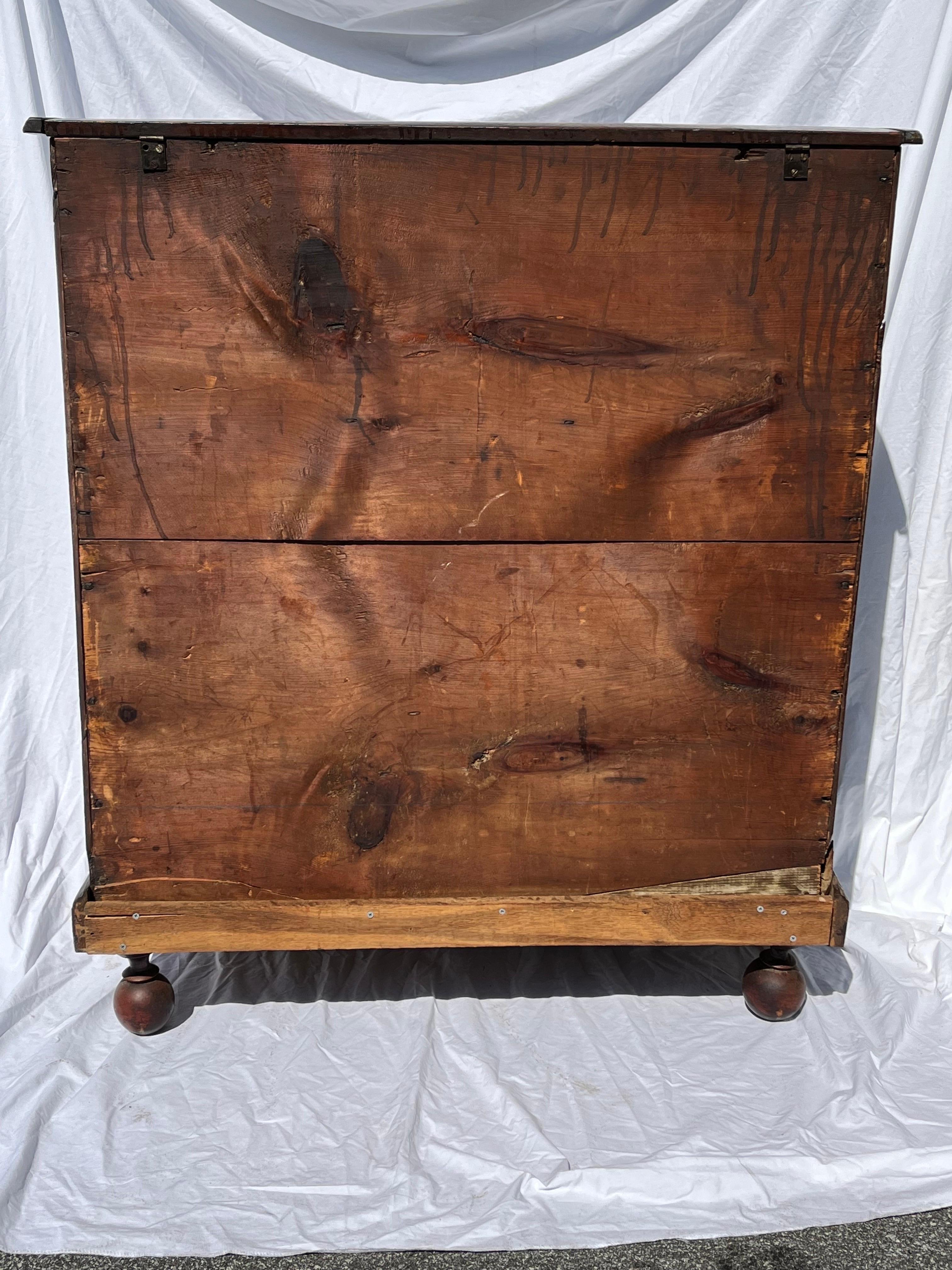 Antique William and Mary Style 19th Century Mule Chest of Drawers with Blanket For Sale 8