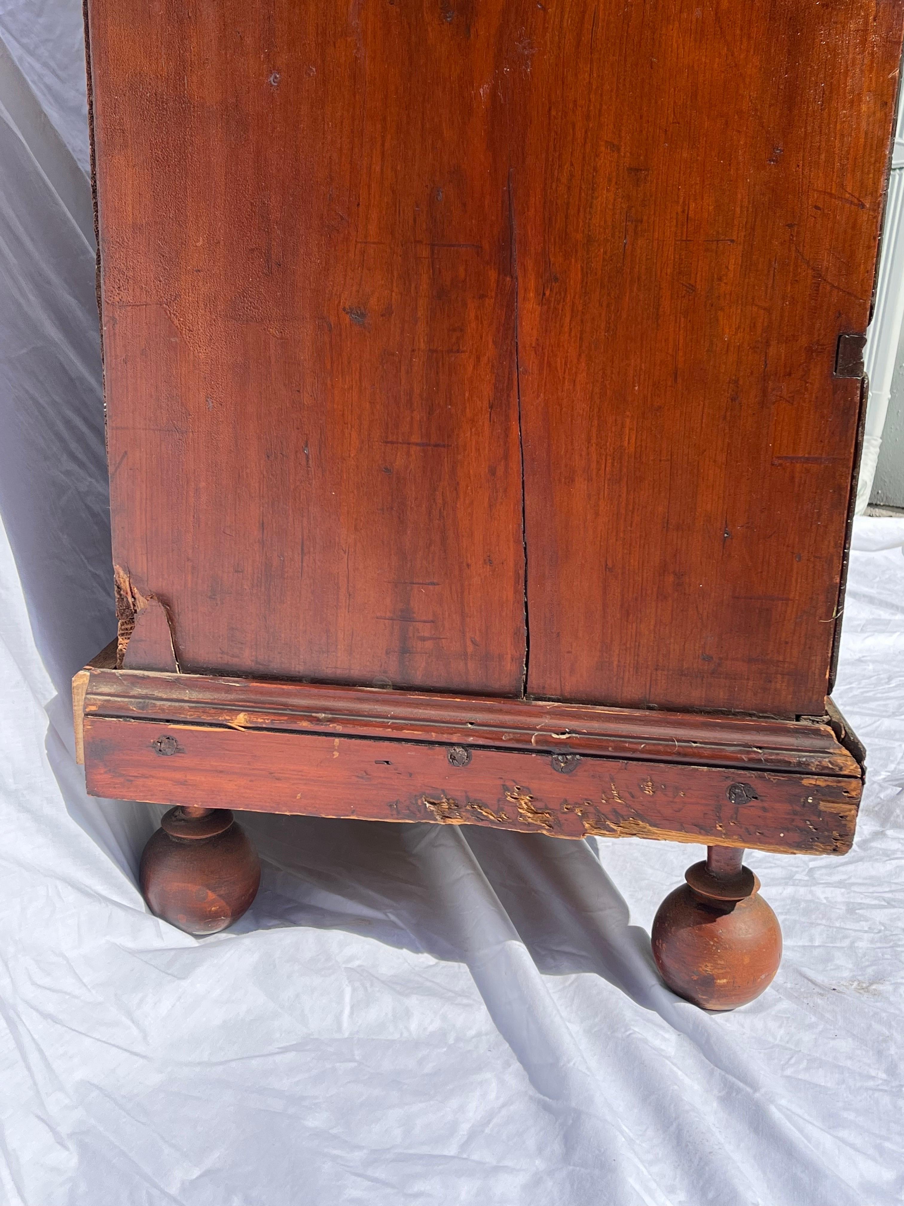 Antique William and Mary Style 19th Century Mule Chest of Drawers with Blanket For Sale 11