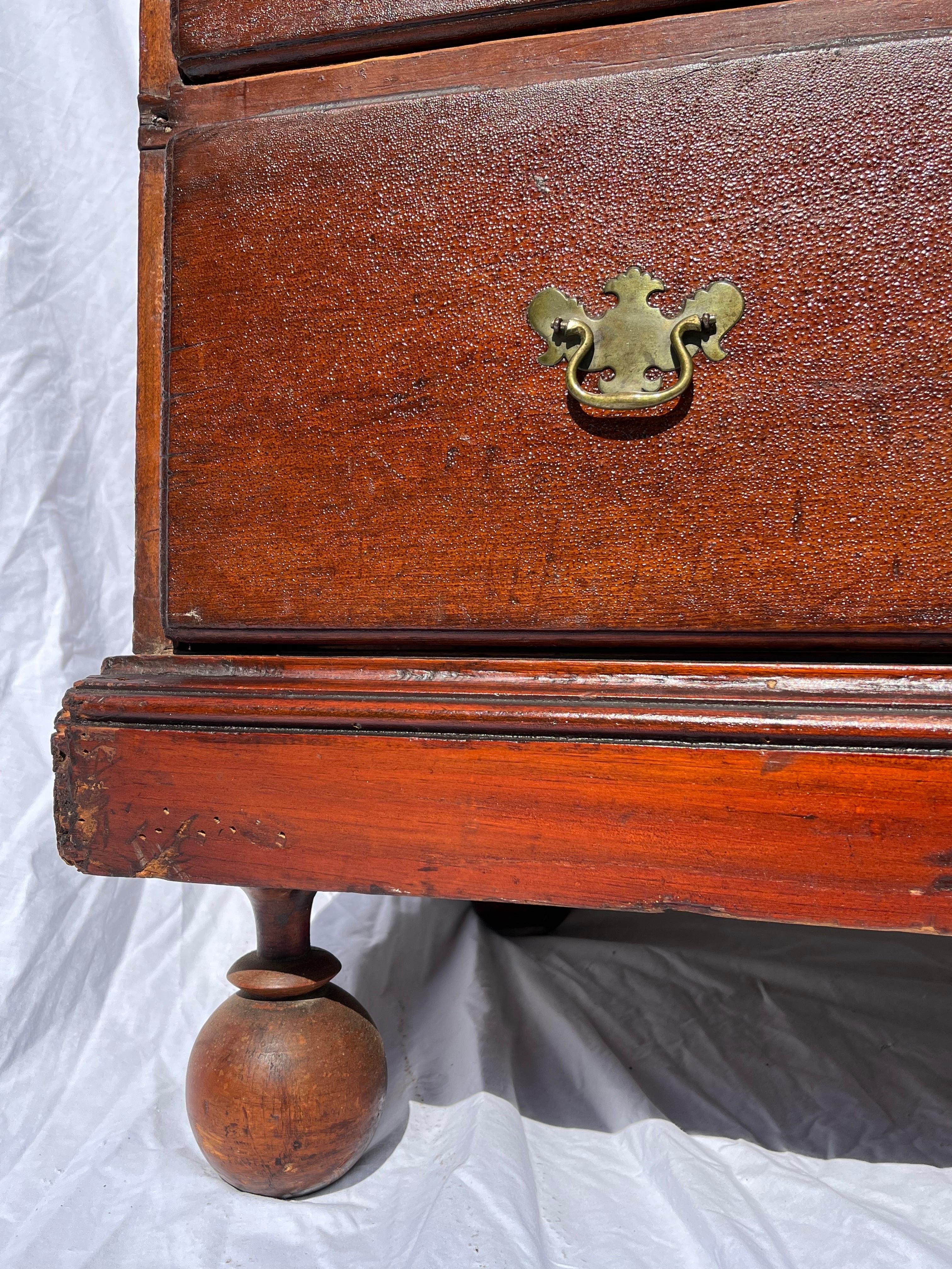 Antique William and Mary Style 19th Century Mule Chest of Drawers with Blanket For Sale 12