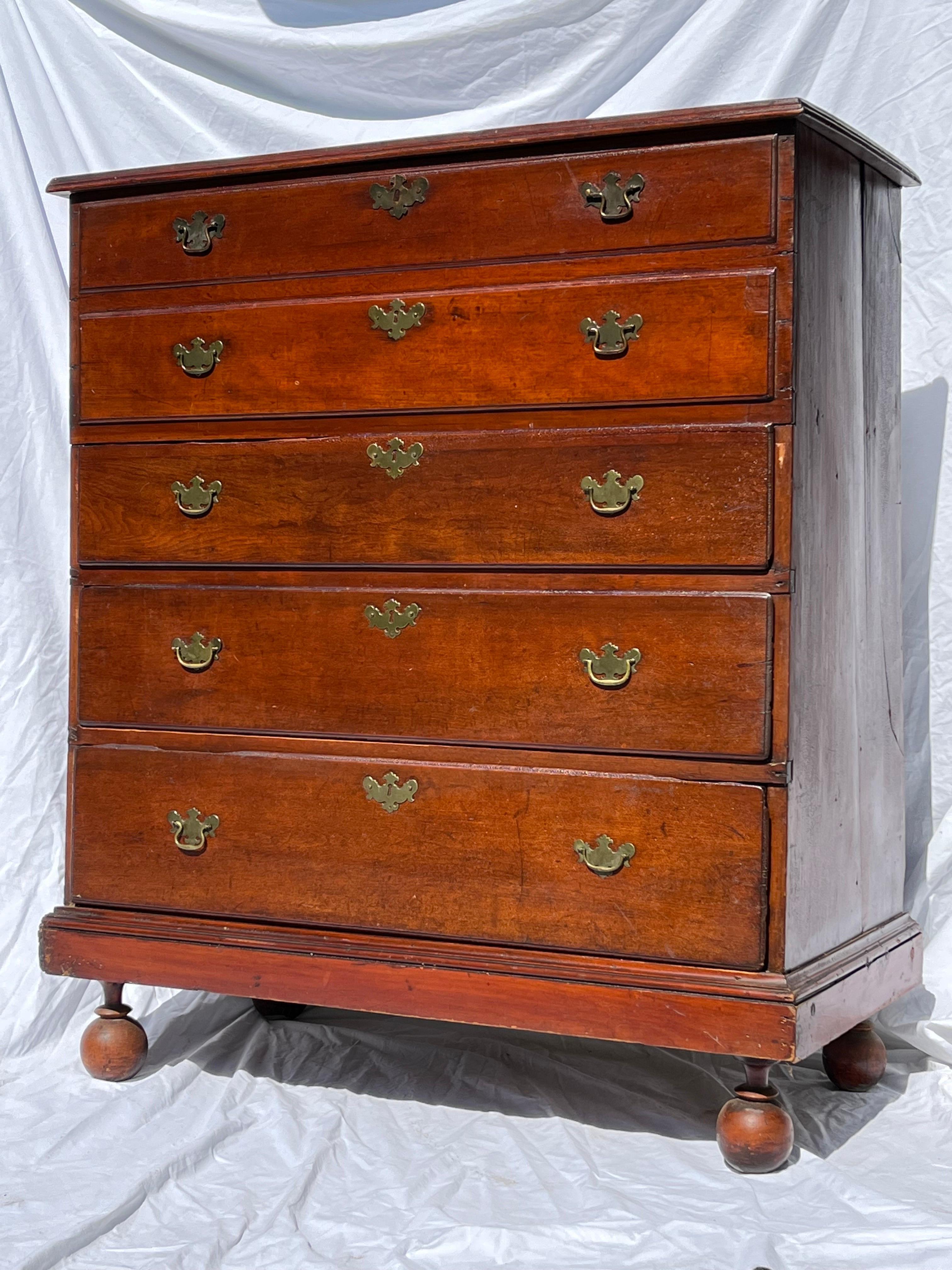 Antique William and Mary Style 19th Century Mule Chest of Drawers with Blanket In Distressed Condition For Sale In Atlanta, GA