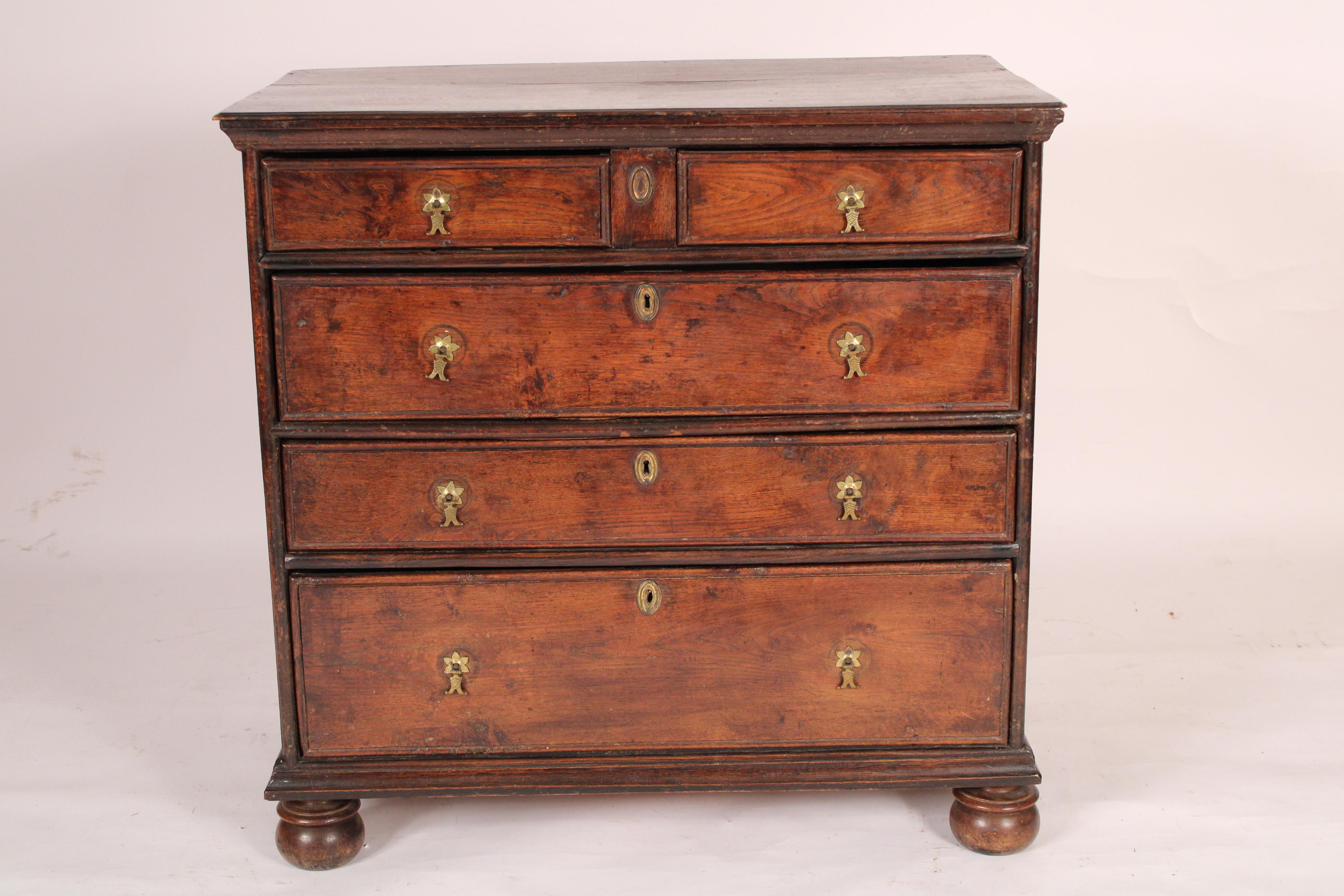 Antique William & Mary style oak chest of drawers, 18th century. With an overhanging quarter sawn oak top with thumb molded front and side edges, two top drawers over 3 lower drawers, resting on later bun feet.