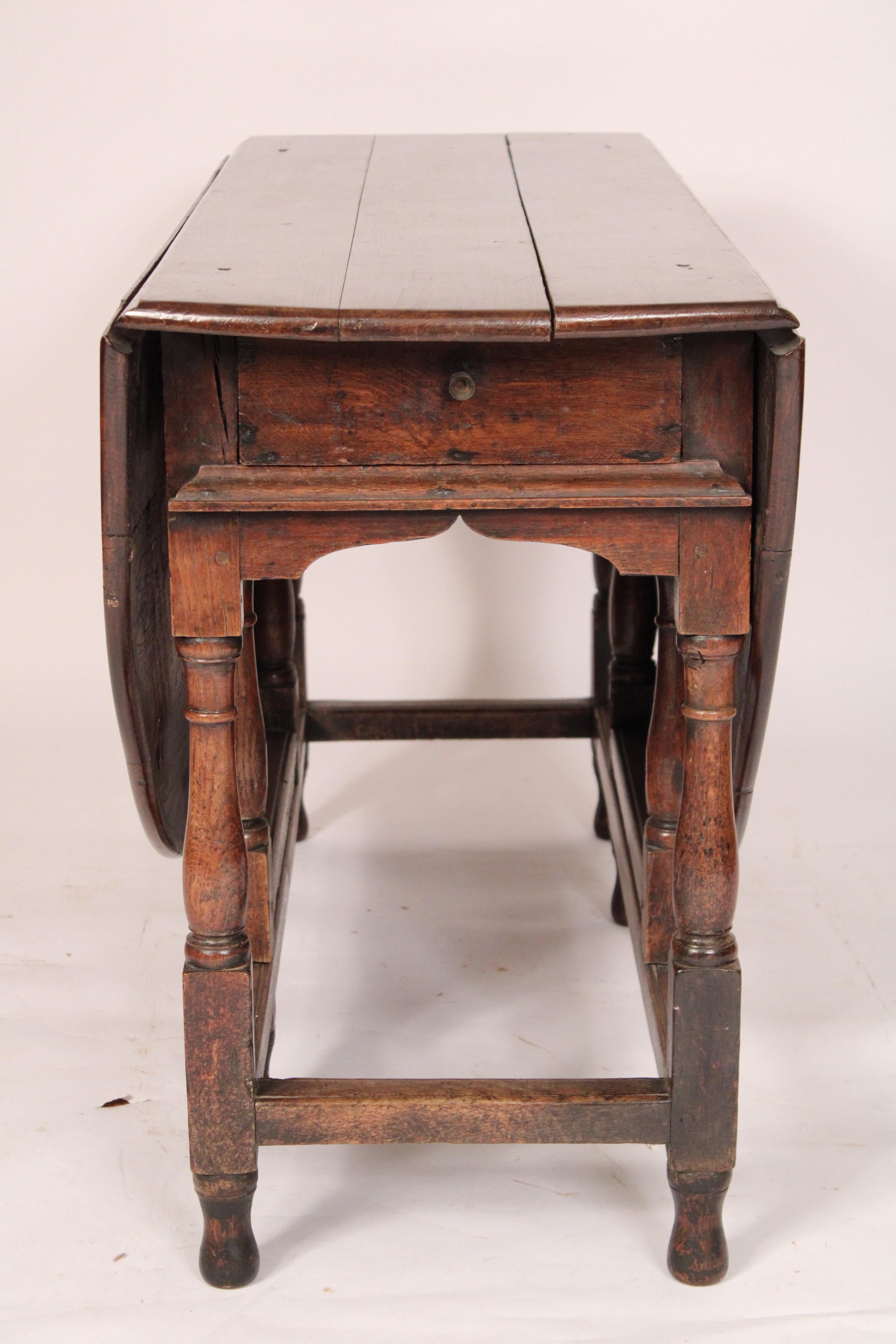 Antique William & Mary style oak gate leg table, 18th century. Dimensions of top when drop leaves are raised depth 52.5