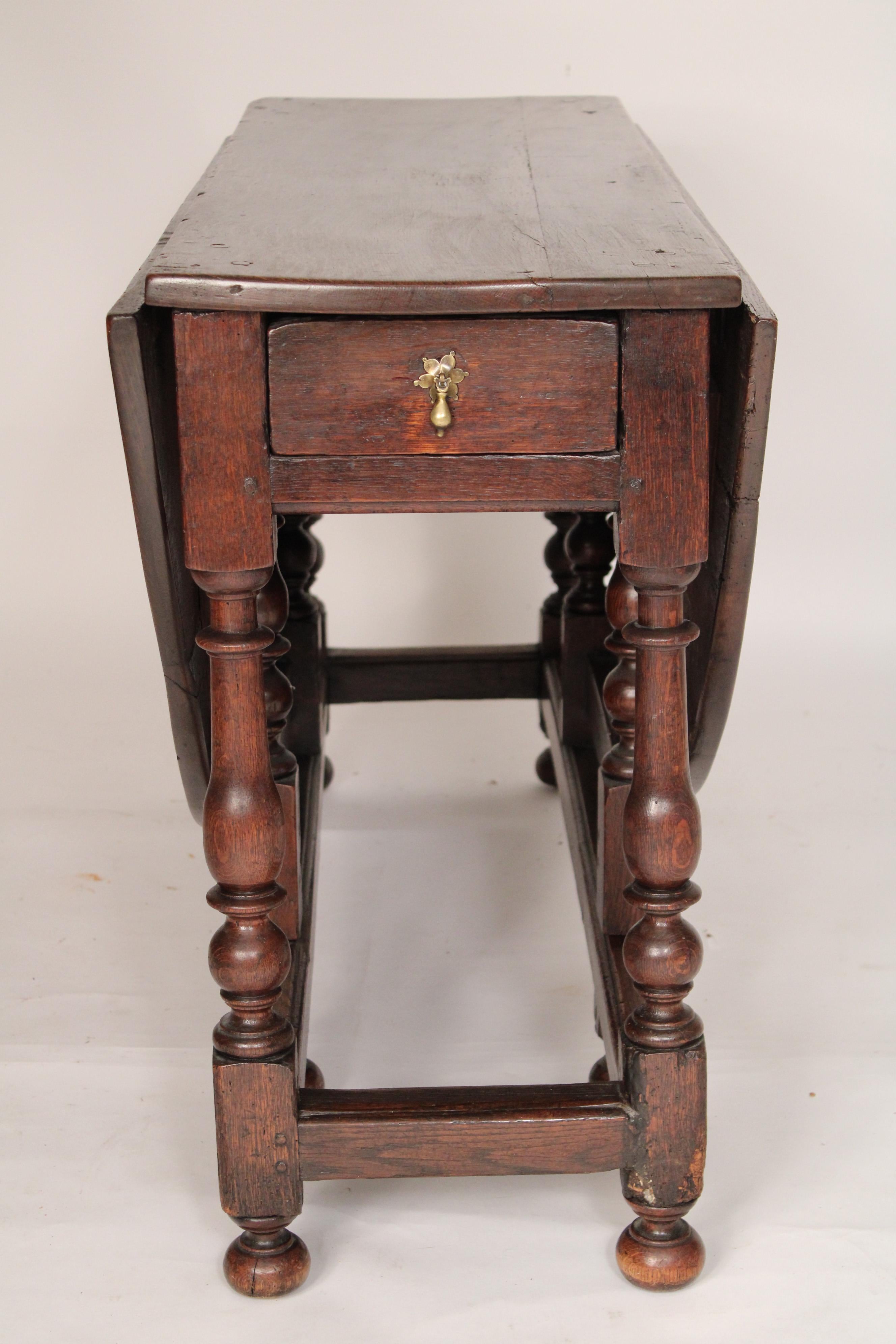 Antique William and Mary style Oak Gate leg table In Good Condition In Laguna Beach, CA