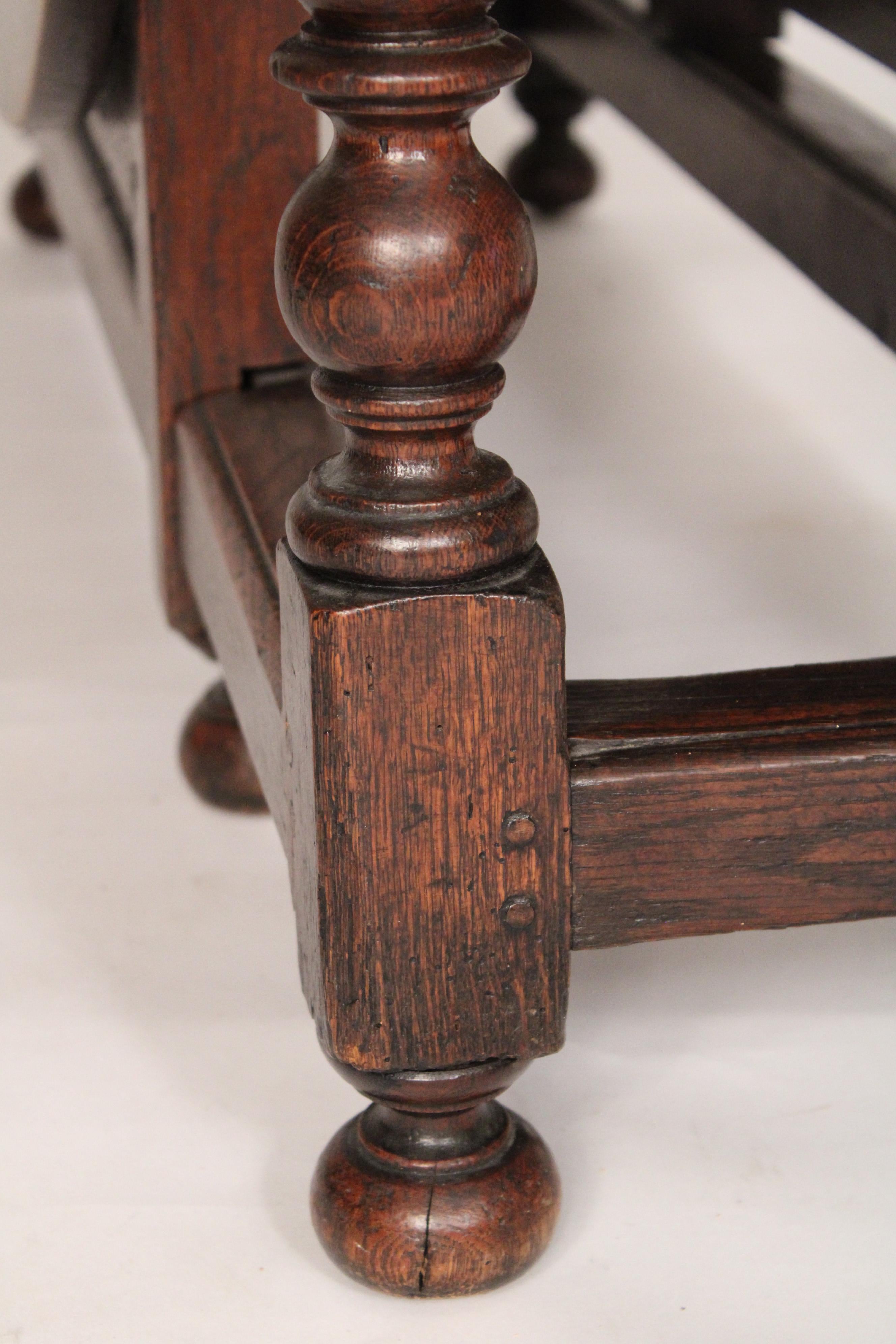 Antique William and Mary style Oak Gate leg table 3