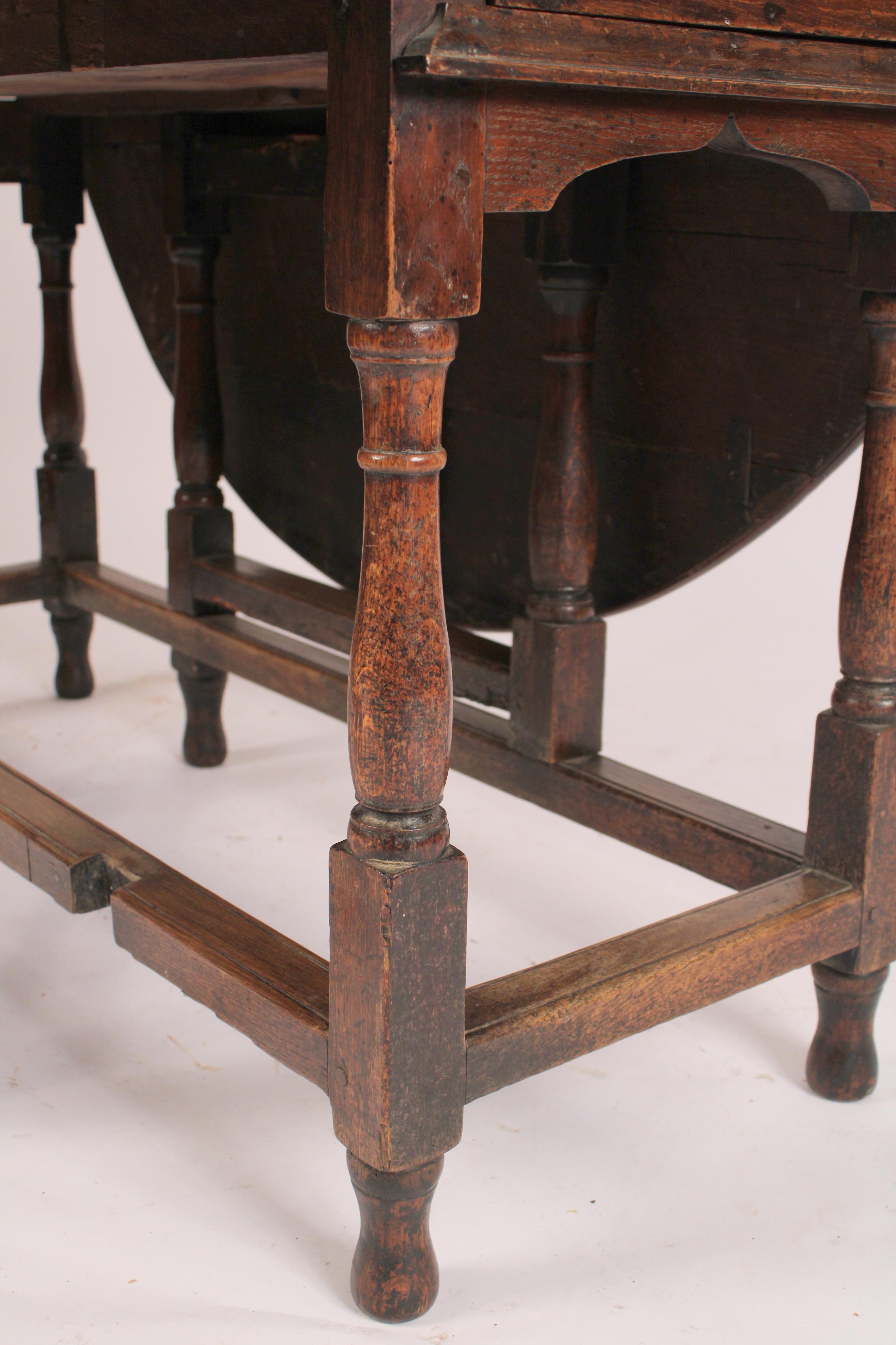 Antique William and Mary Style Oak Gate Leg Table For Sale 3