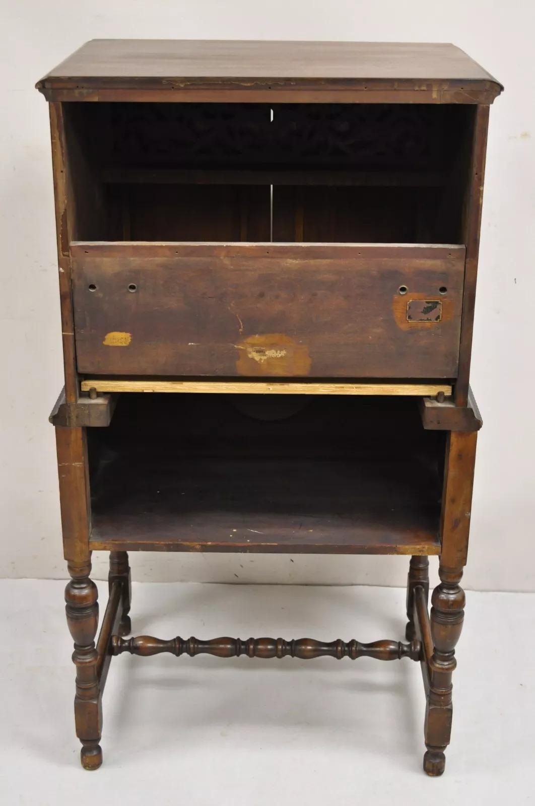 Petite armoire radio antique en noyer de style William & Mary par Radio Art Cabinets en vente 3