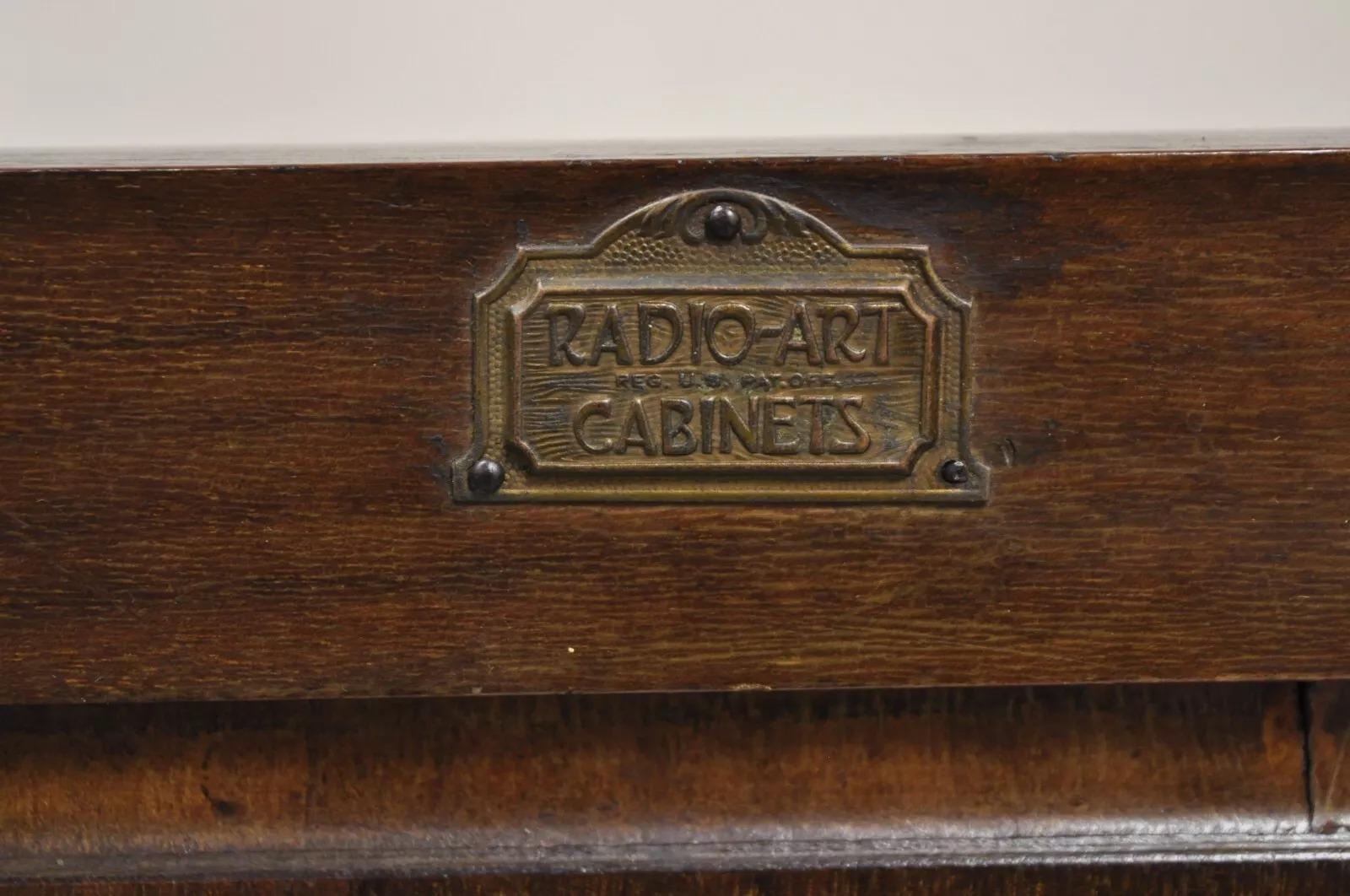 Petite armoire radio antique en noyer de style William & Mary par Radio Art Cabinets en vente 5