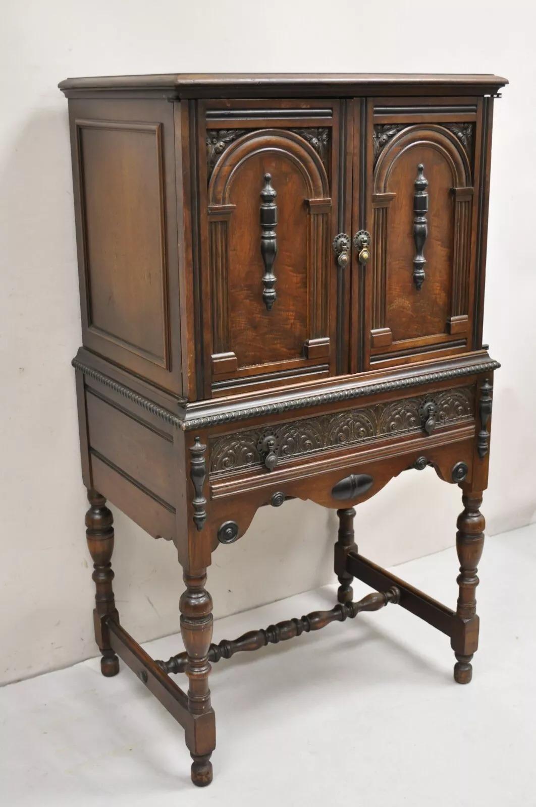 Petite armoire radio en noyer sculpté de style William and Mary Antique par Radio Art Cabinets. Circa Early 20th Century. Dimensions : 51