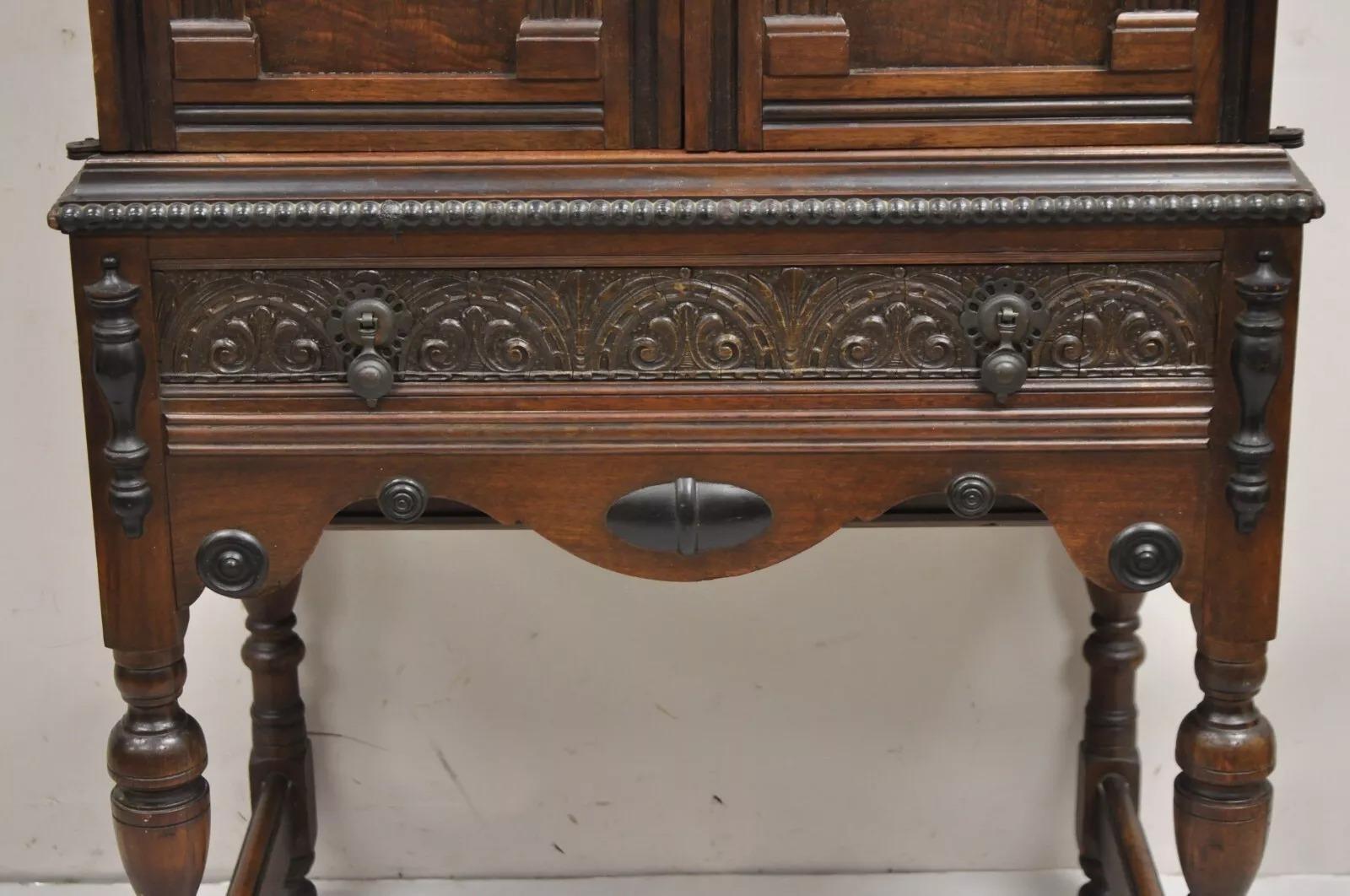 Inconnu Petite armoire radio antique en noyer de style William & Mary par Radio Art Cabinets en vente