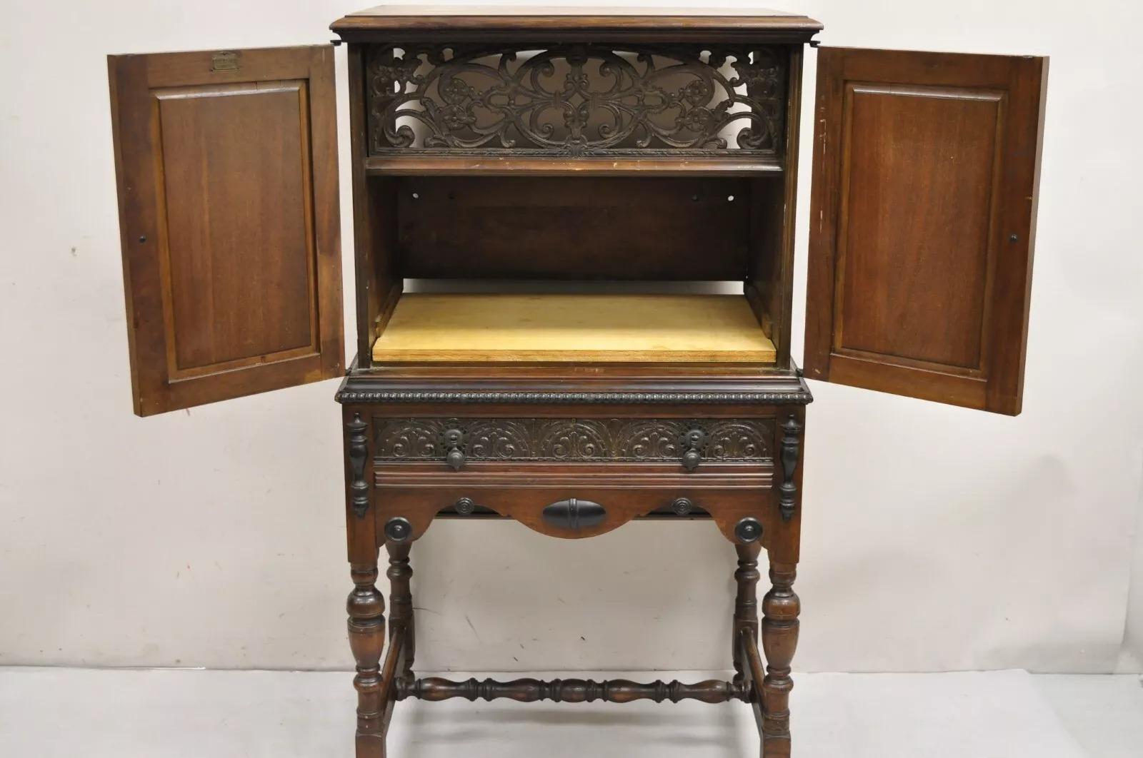 Petite armoire radio antique en noyer de style William & Mary par Radio Art Cabinets Bon état - En vente à Philadelphia, PA