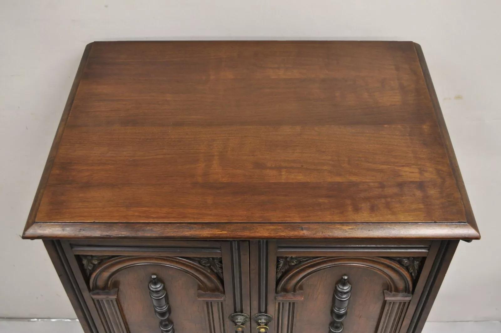 Noyer Petite armoire radio antique en noyer de style William & Mary par Radio Art Cabinets en vente
