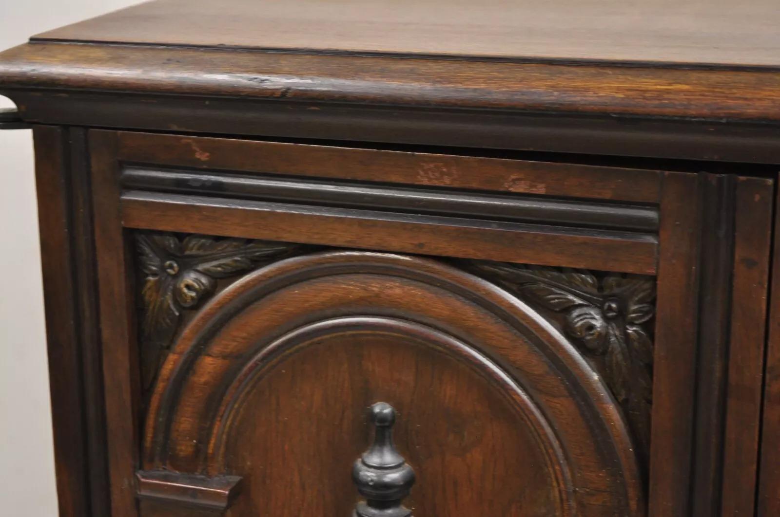 Petite armoire radio antique en noyer de style William & Mary par Radio Art Cabinets en vente 1