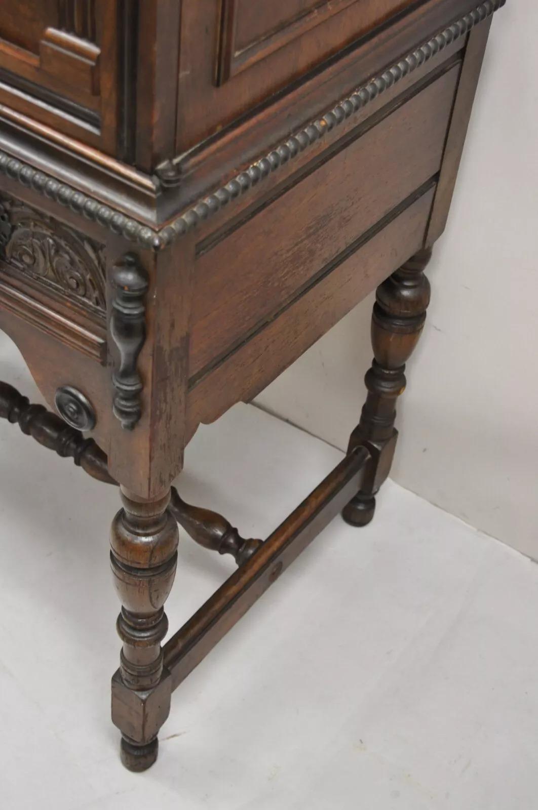 Petite armoire radio antique en noyer de style William & Mary par Radio Art Cabinets en vente 2
