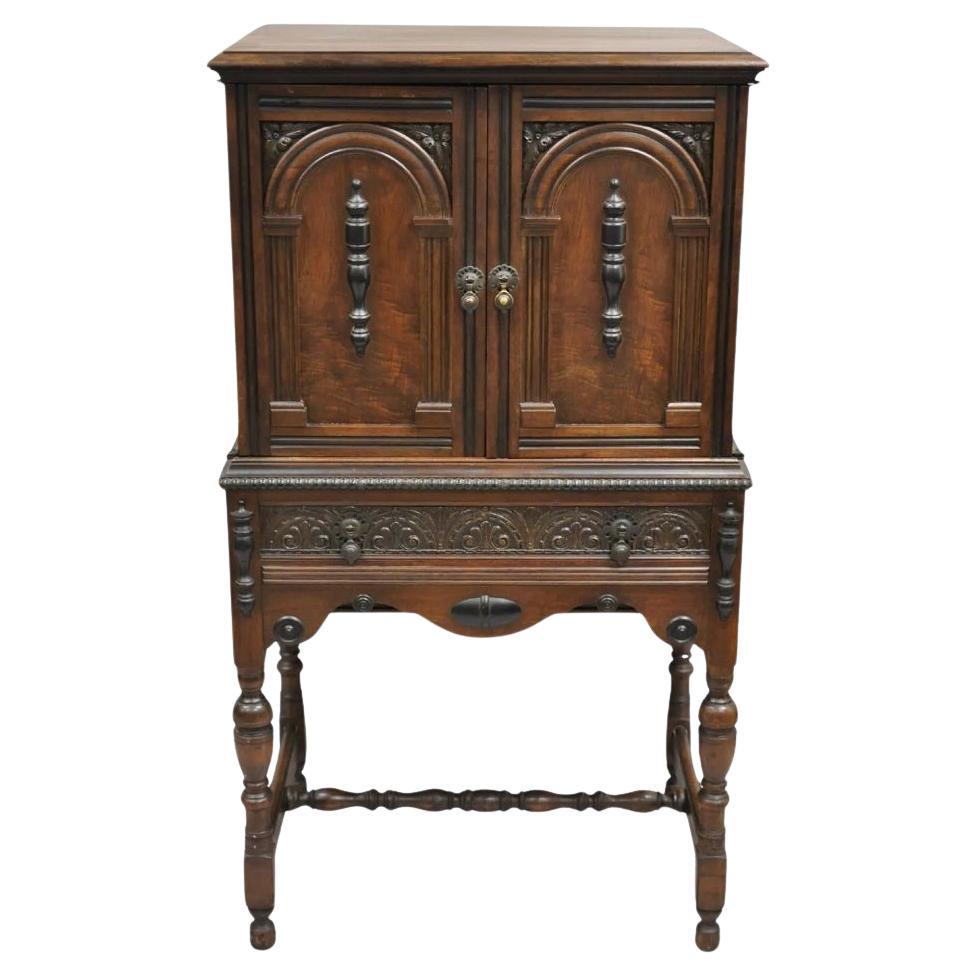 Antiker kleiner Radioschrank aus Nussbaumholz im William- und Mary-Stil von Radio Art Cabinets