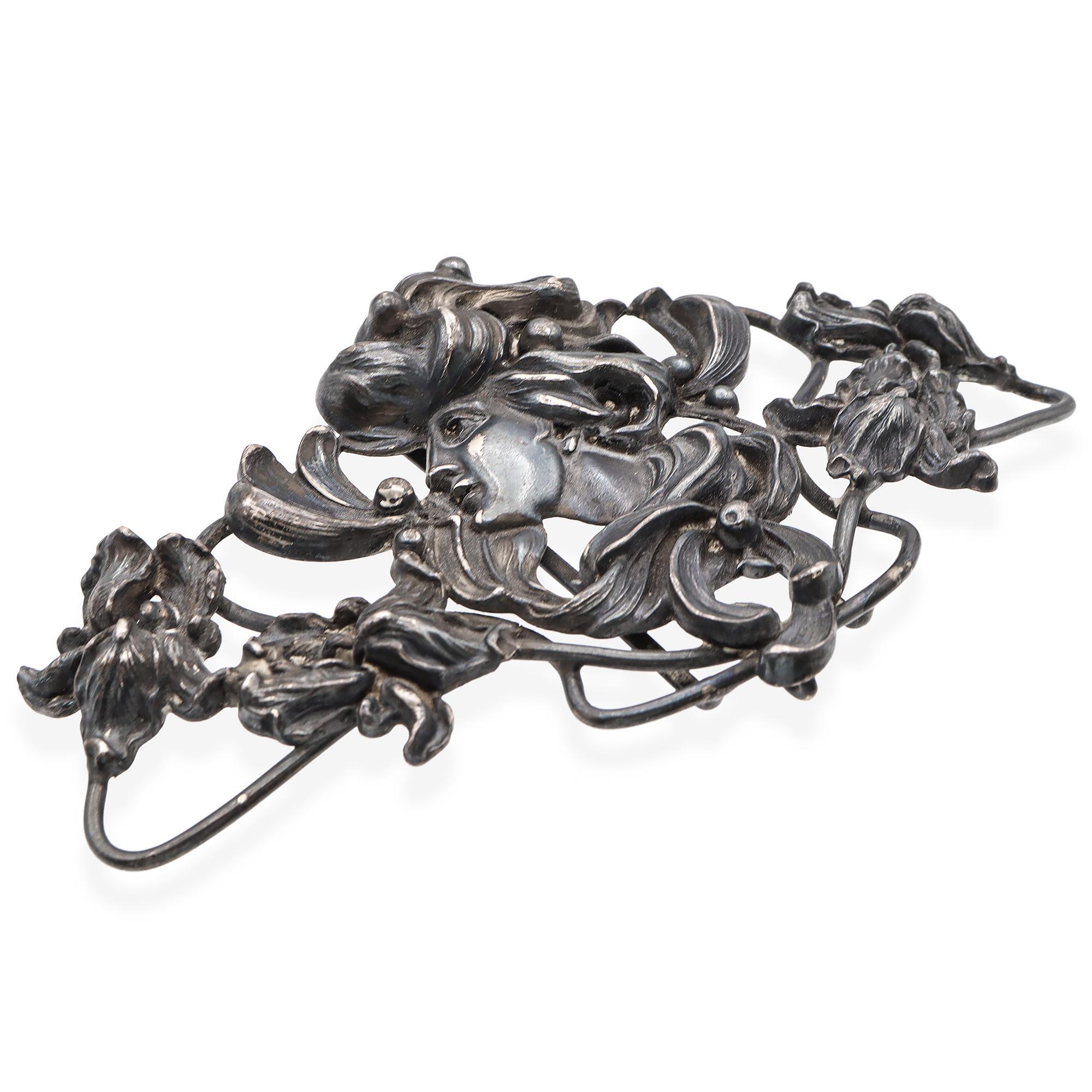 Squisita spilla in argento sterling Art Nouveau del XIX secolo. Questa splendida spilla è realizzata in argento sterling e presenta un intricato disegno di un profilo di donna circondato da fluenti motivi floreali. La lavorazione dettagliata mette