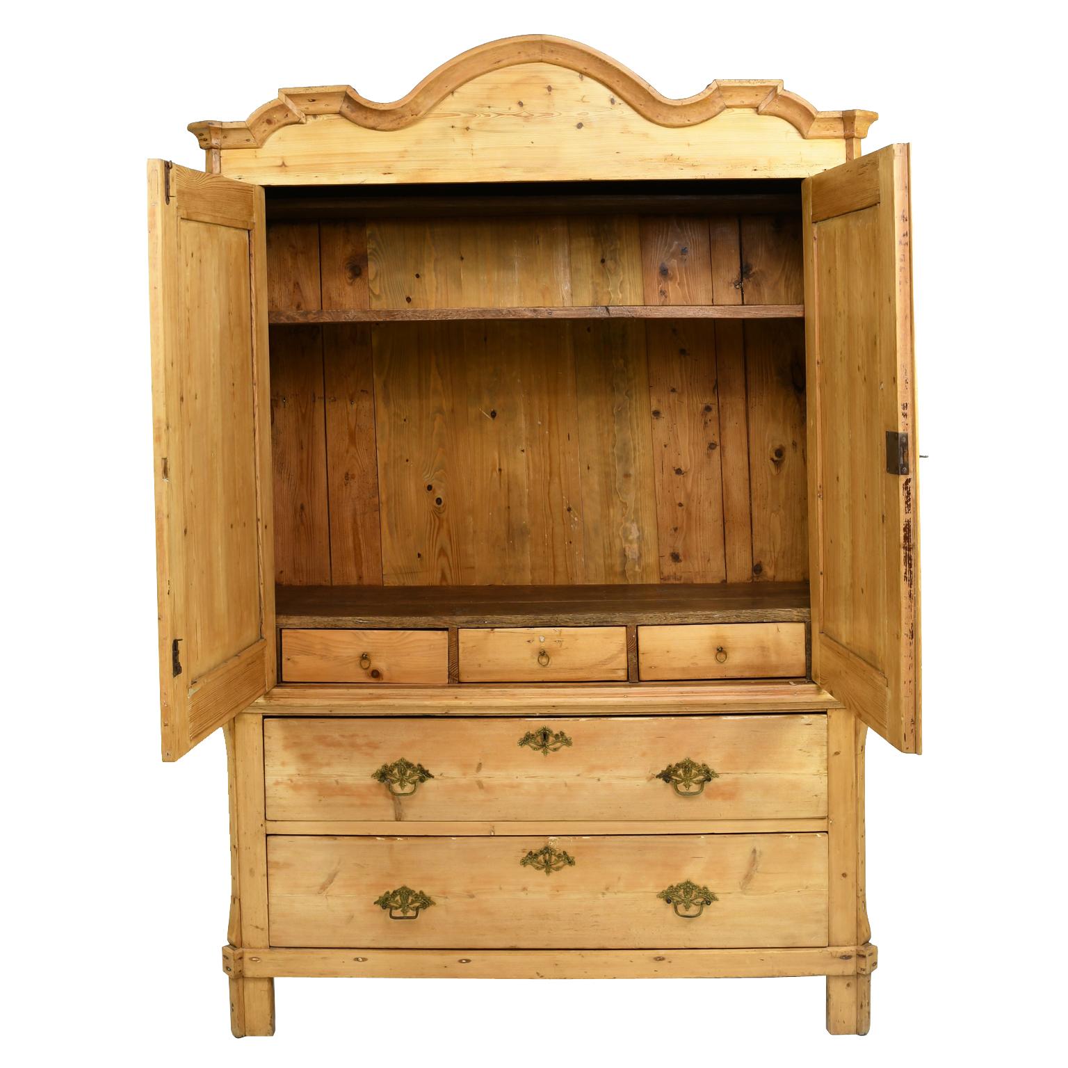 A lovely Dutch linen press or kast (cabinet) in light, honey-colored pine from the Netherlands, circa 1820, during the reign of King William I. Features an arched bonnet over a cabinet with two doors with recessed panels that have scalloped borders,
