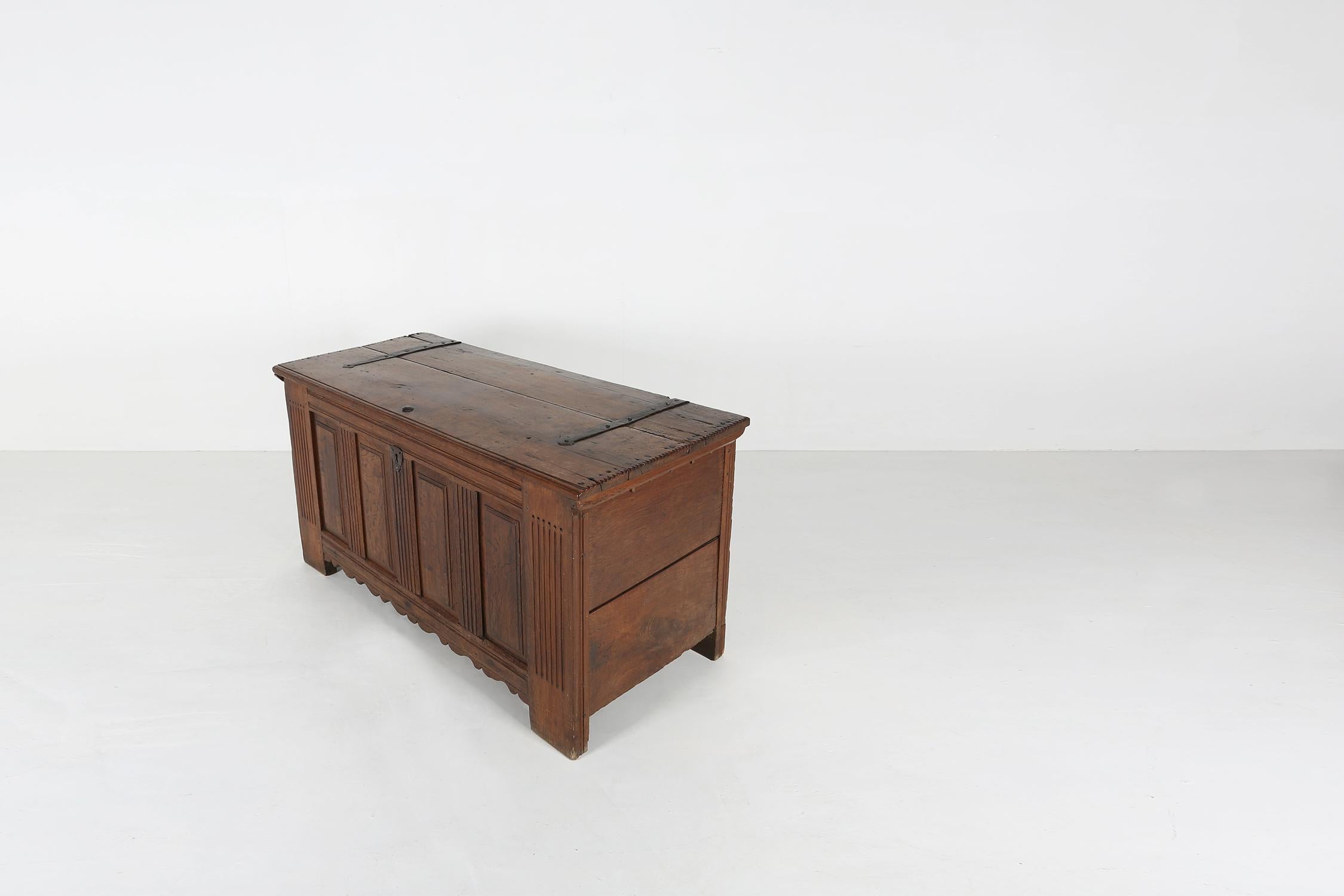 Britannique Ancienne commode William III en chêne, 18ème siècle en vente