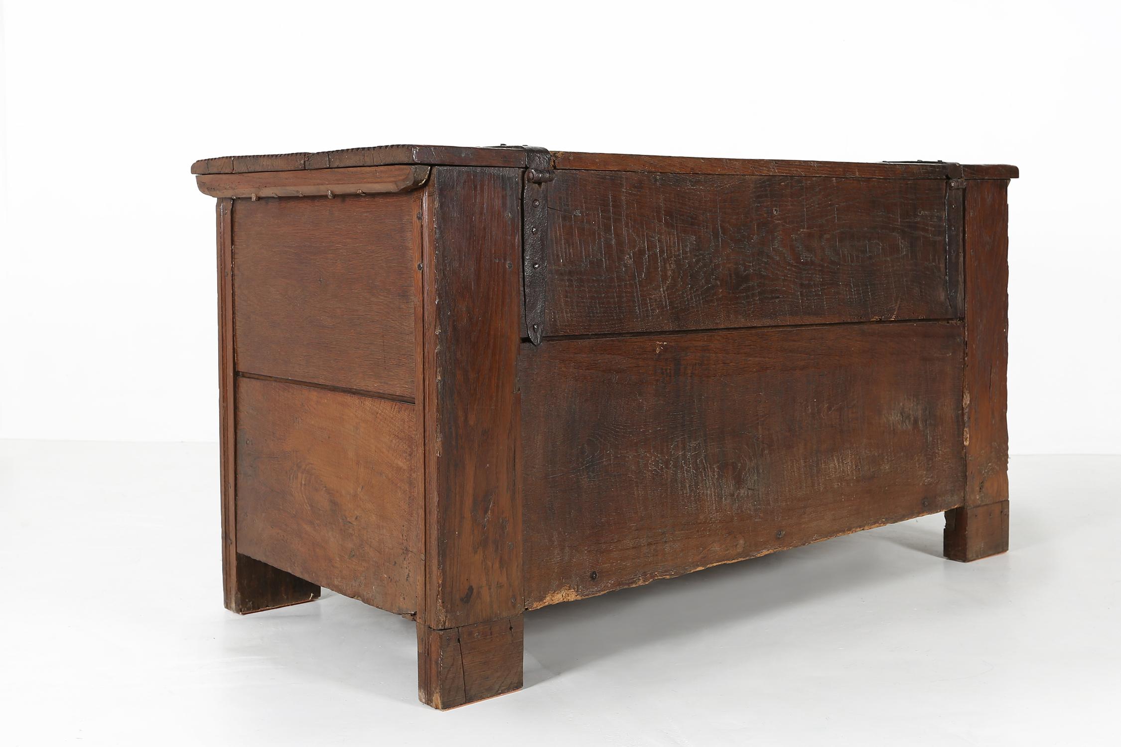 Sculpté à la main Ancienne commode William III en chêne, 18ème siècle en vente