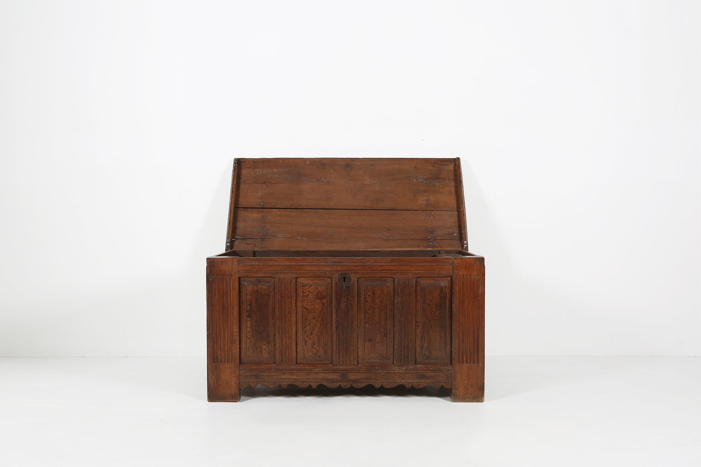 Ancienne commode William III en chêne, 18ème siècle Bon état - En vente à Meulebeke, BE