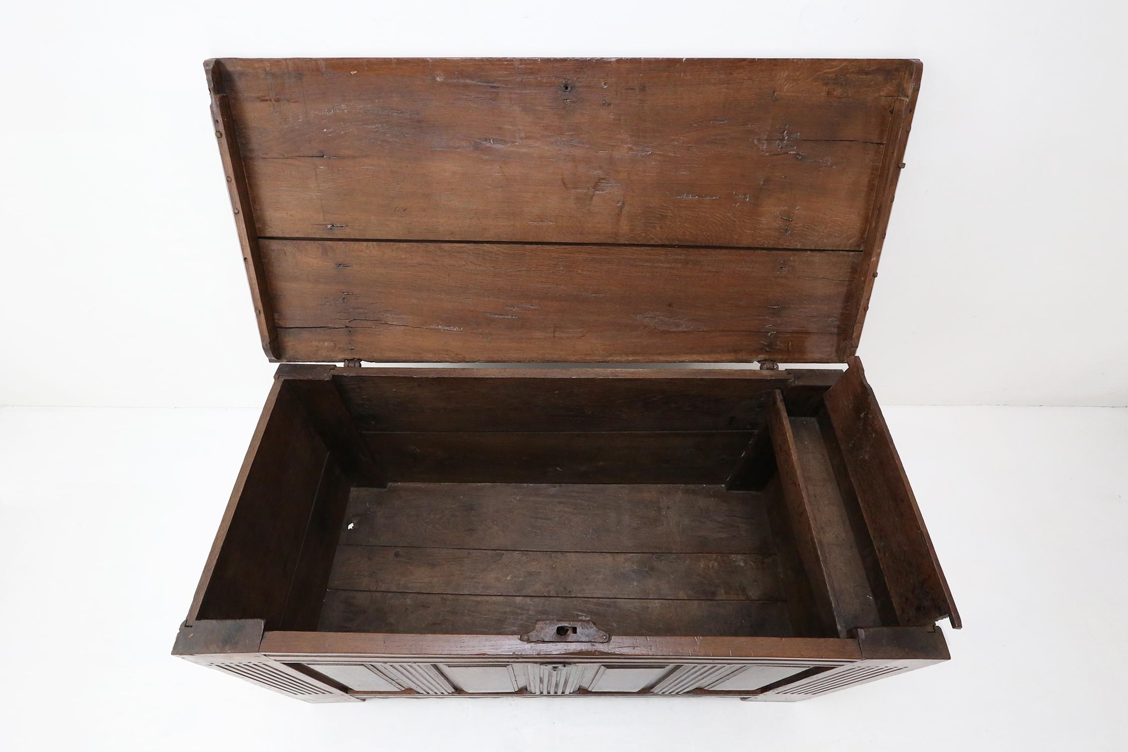 XVIIIe siècle et antérieur Ancienne commode William III en chêne, 18ème siècle en vente