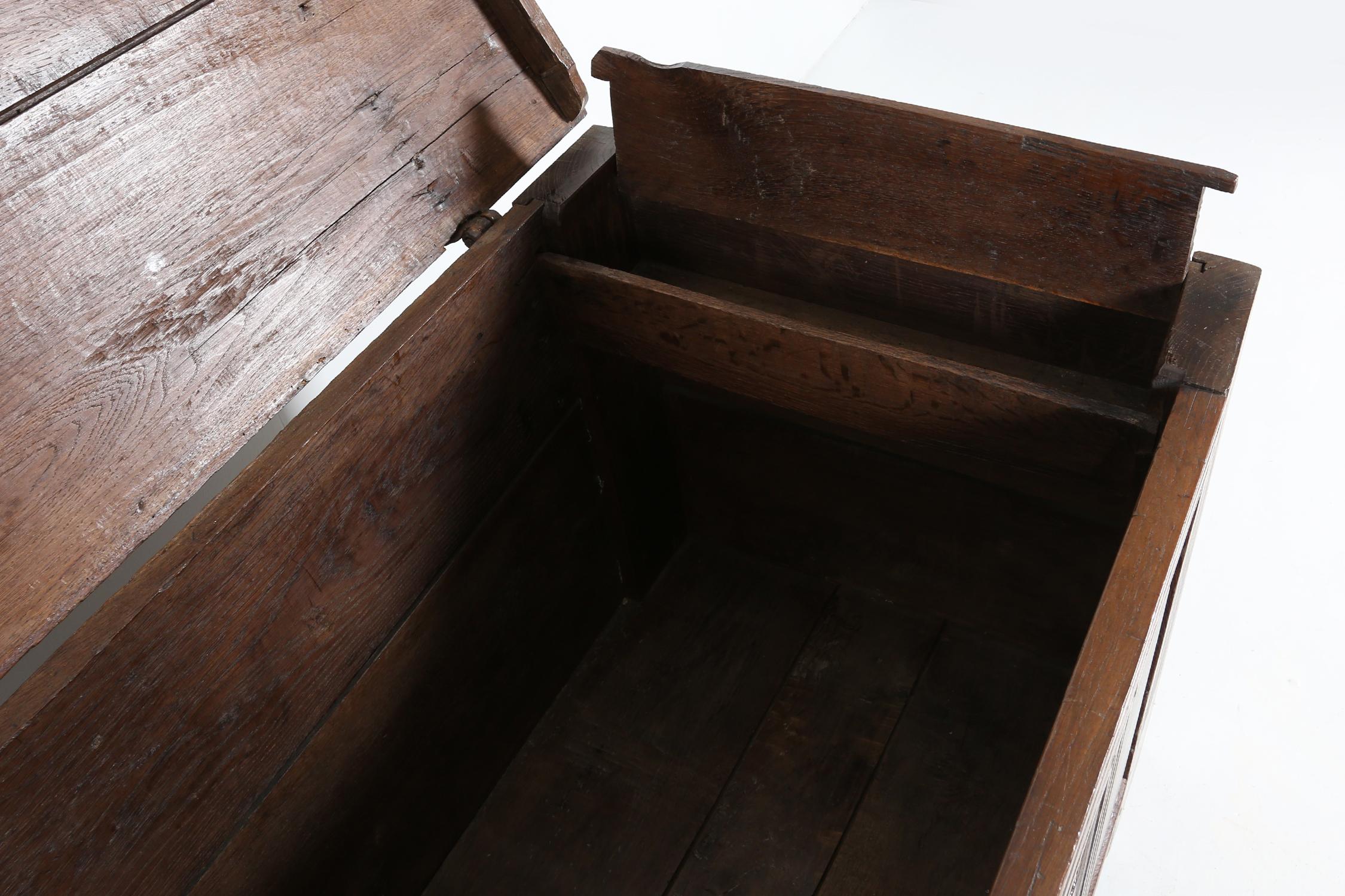 Métal Ancienne commode William III en chêne, 18ème siècle en vente