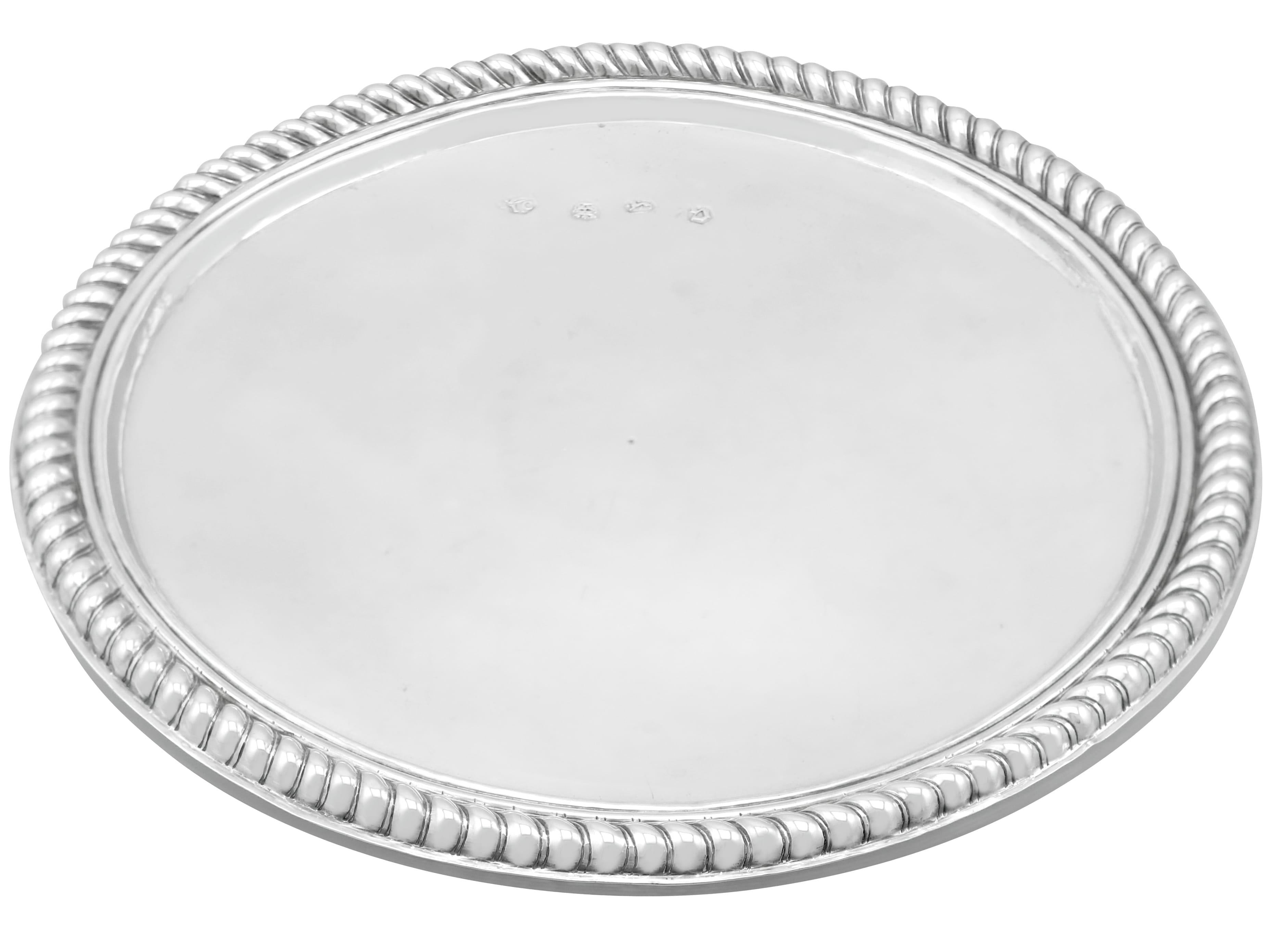 An exceptional, fine and impressive antique William III English sterling silver tazza; part of our dining silverware collection

This exceptional antique William III English sterling silver tazza has a plain circular form onto a cylindrical