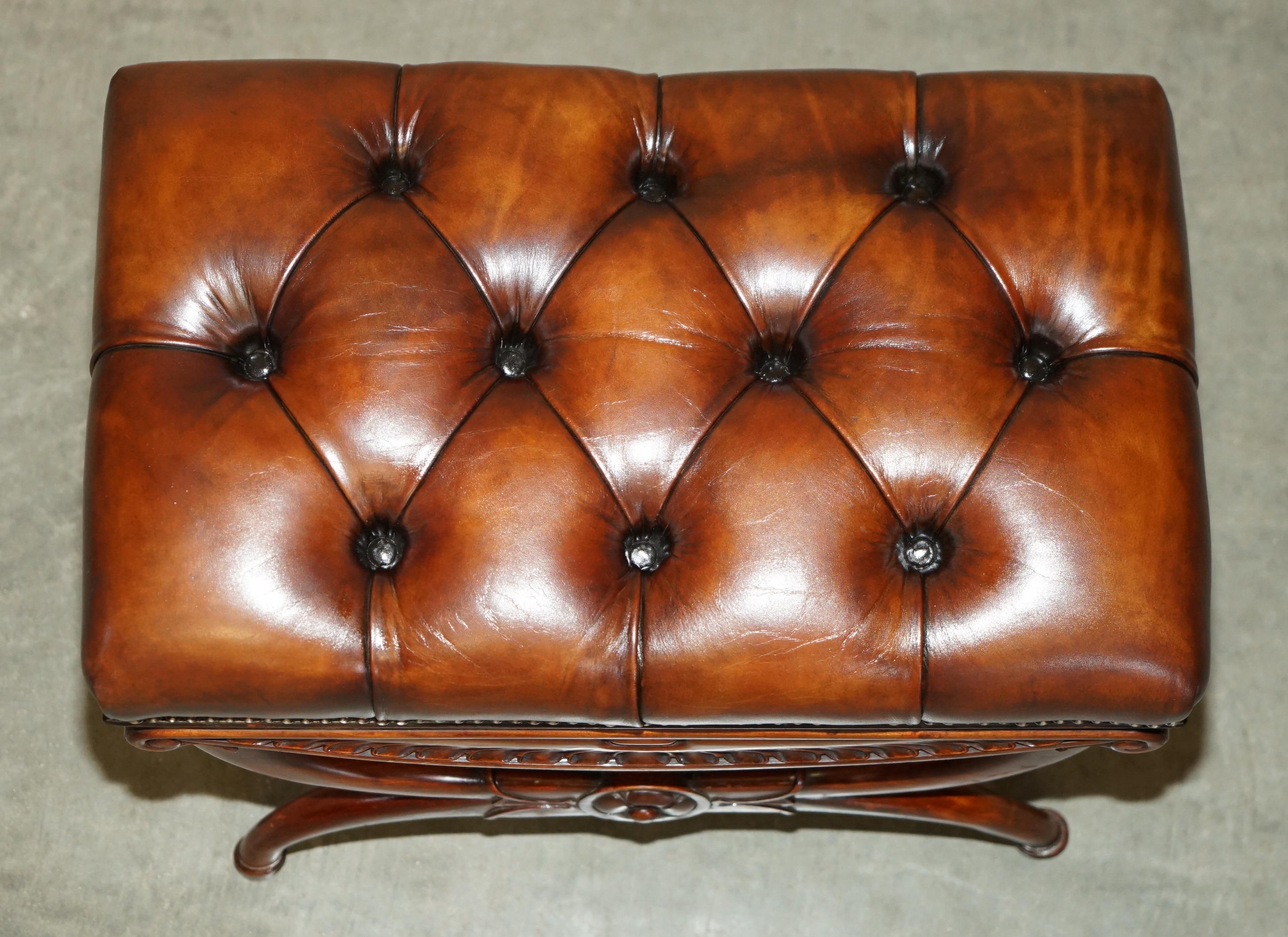 Inglese ANTIQUE William IV 1830 BROWN LEATHER HARDWOOD CHESTERFIELD STOOL PIANO BENCHETTO in vendita