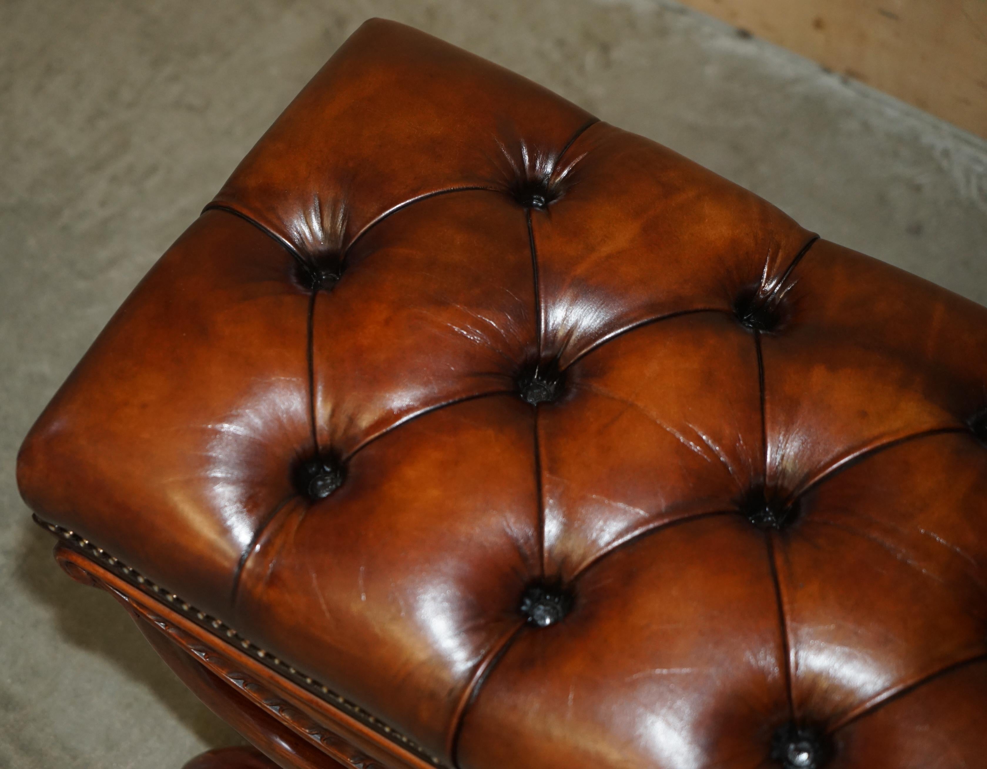 Fatto a mano ANTIQUE William IV 1830 BROWN LEATHER HARDWOOD CHESTERFIELD STOOL PIANO BENCHETTO in vendita