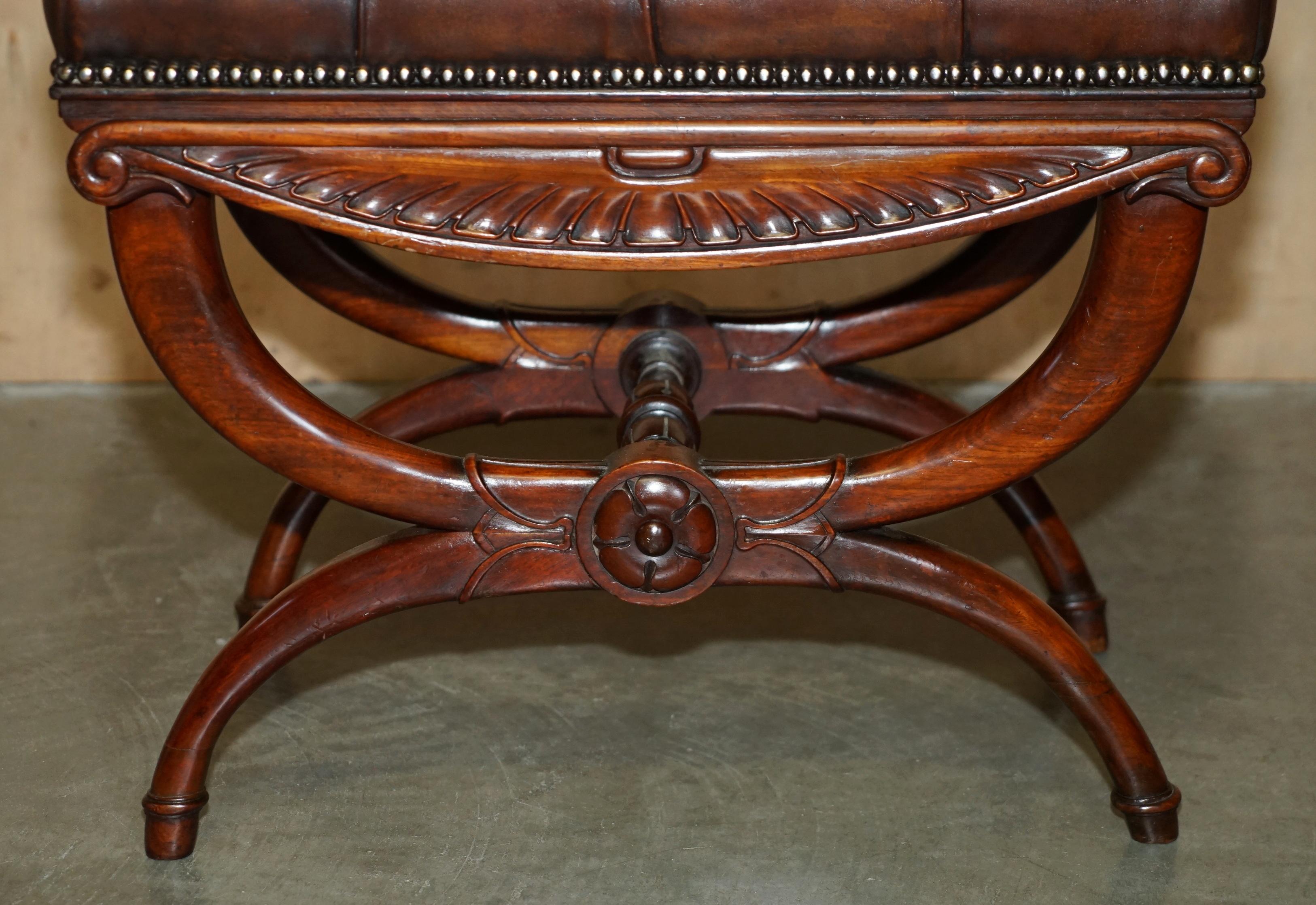 Pelle ANTIQUE William IV 1830 BROWN LEATHER HARDWOOD CHESTERFIELD STOOL PIANO BENCHETTO in vendita