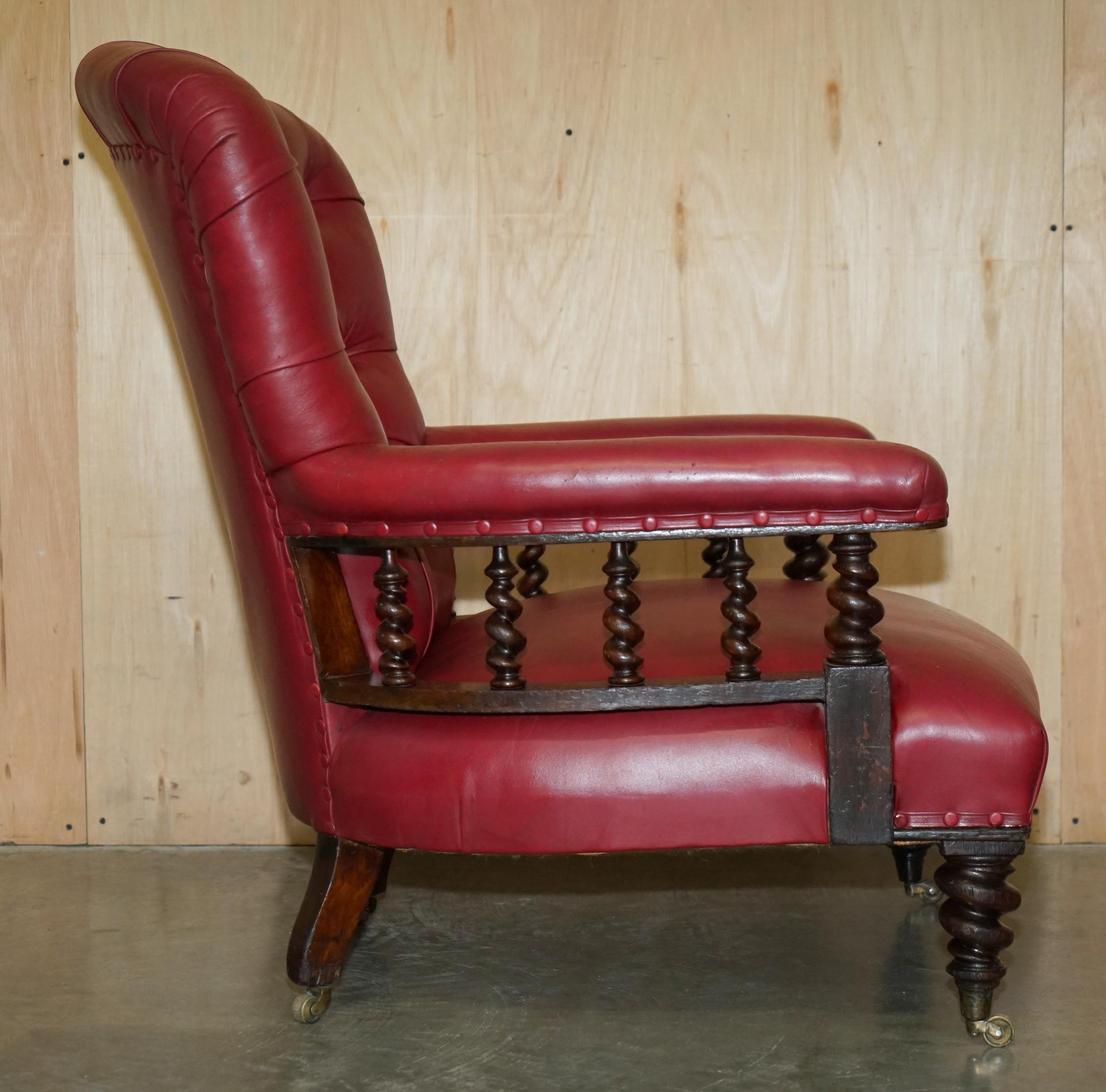 FAUTEUIL WILLIAM IV 1830 CHESTERFIELD TUFTED BARLEY TWIST FRAME LEATHER ARMCHAIR en vente 4