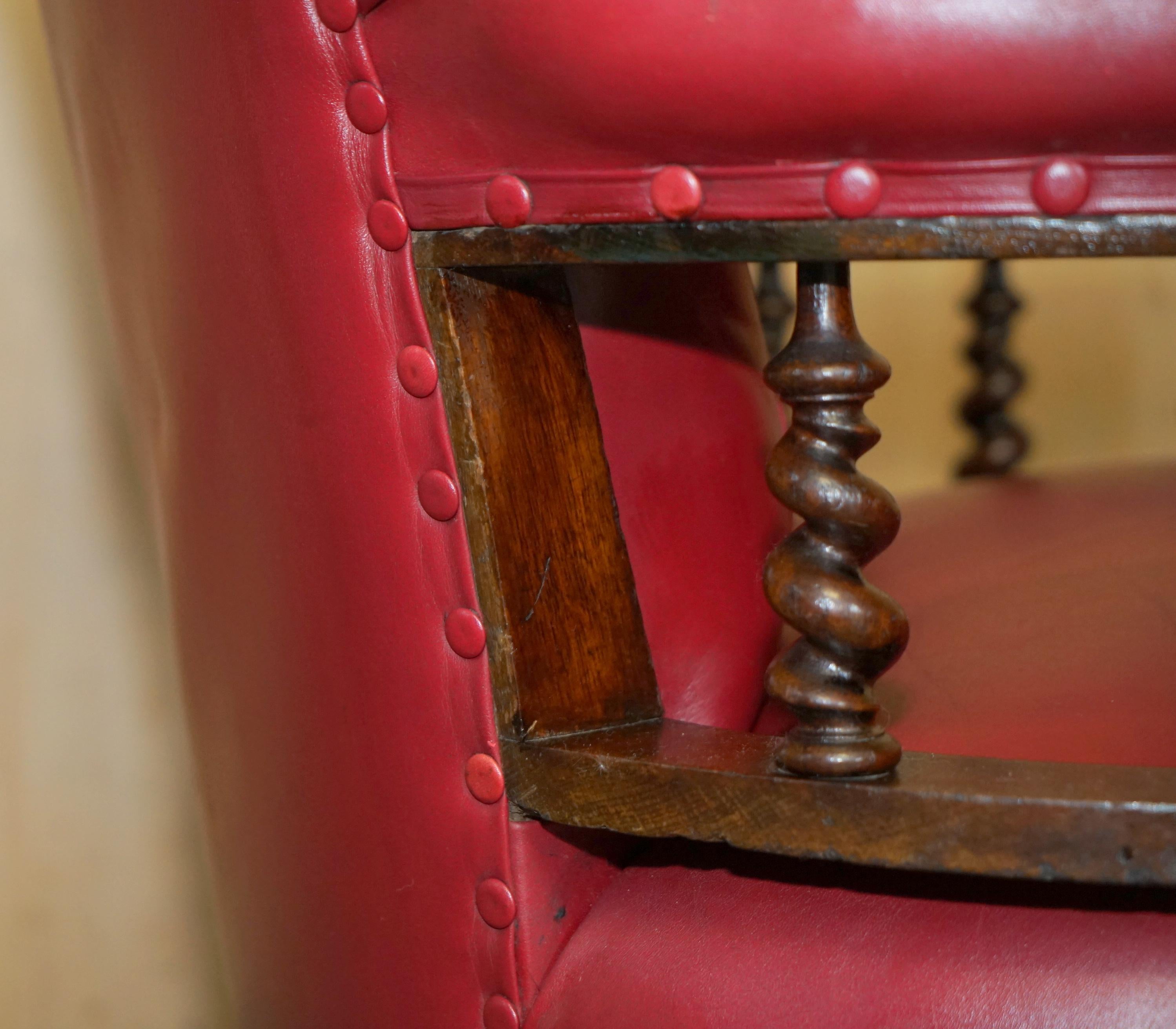 FAUTEUIL WILLIAM IV 1830 CHESTERFIELD TUFTED BARLEY TWIST FRAME LEATHER ARMCHAIR en vente 6