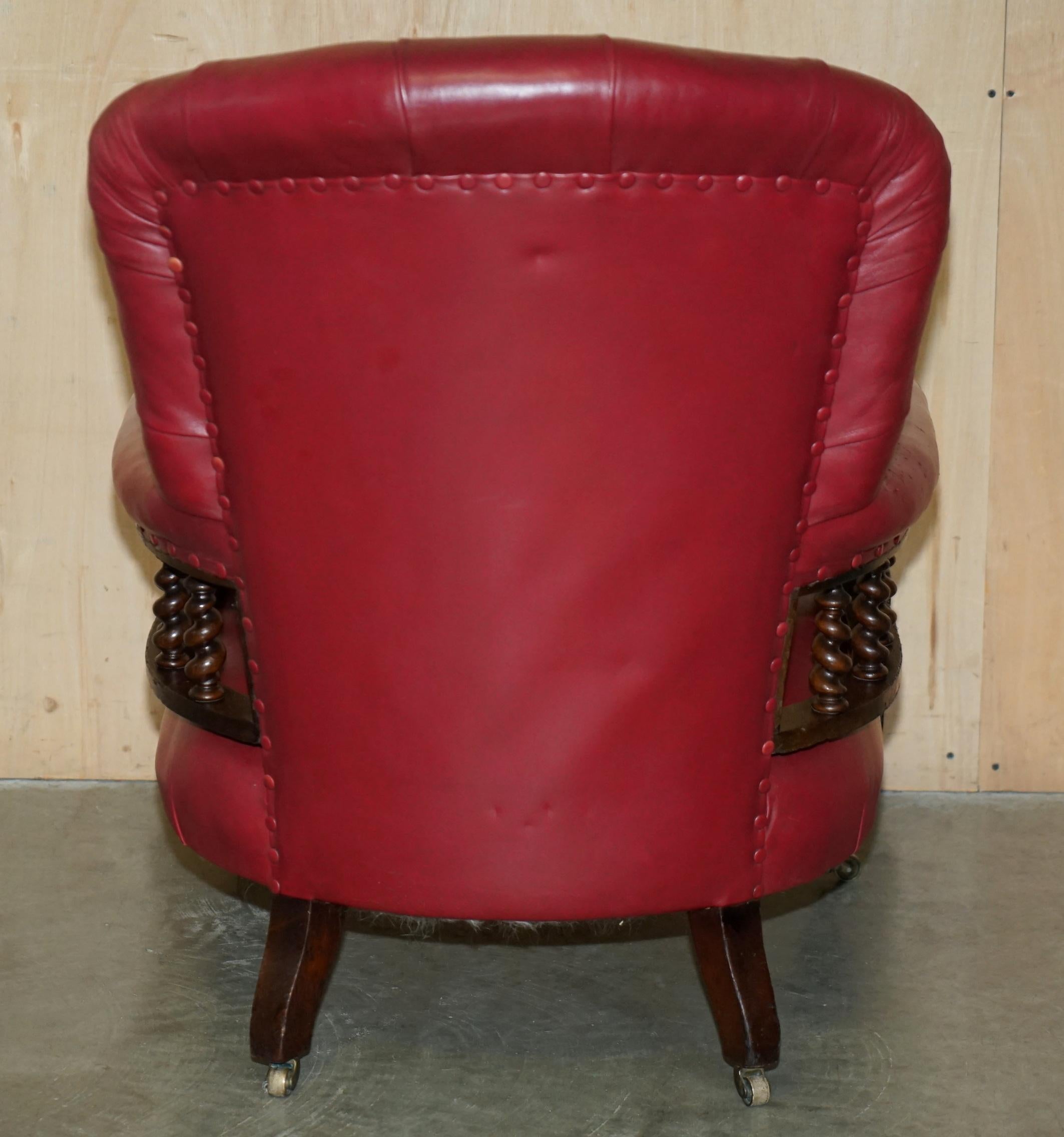 FAUTEUIL WILLIAM IV 1830 CHESTERFIELD TUFTED BARLEY TWIST FRAME LEATHER ARMCHAIR en vente 7