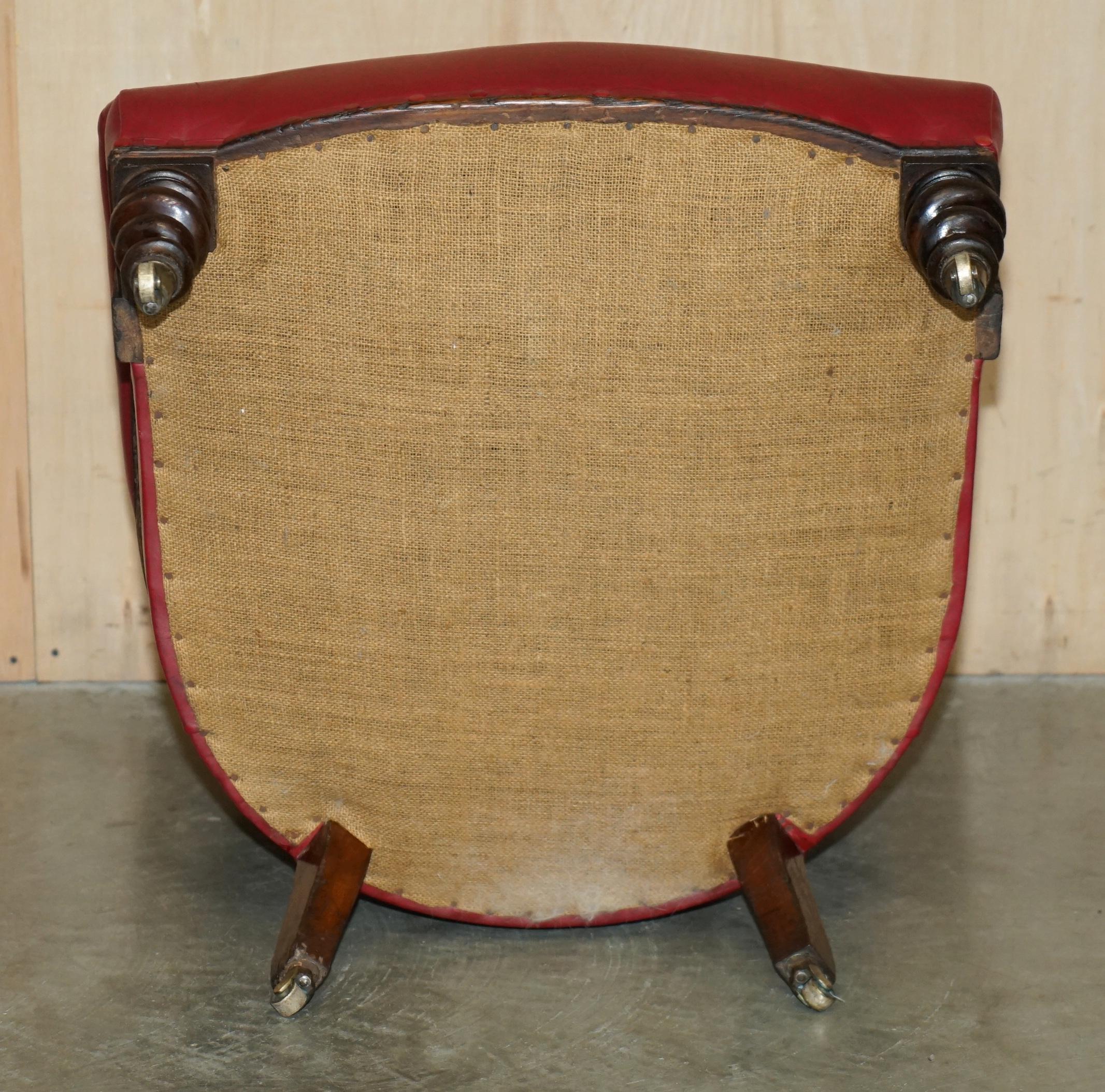 FAUTEUIL WILLIAM IV 1830 CHESTERFIELD TUFTED BARLEY TWIST FRAME LEATHER ARMCHAIR en vente 9