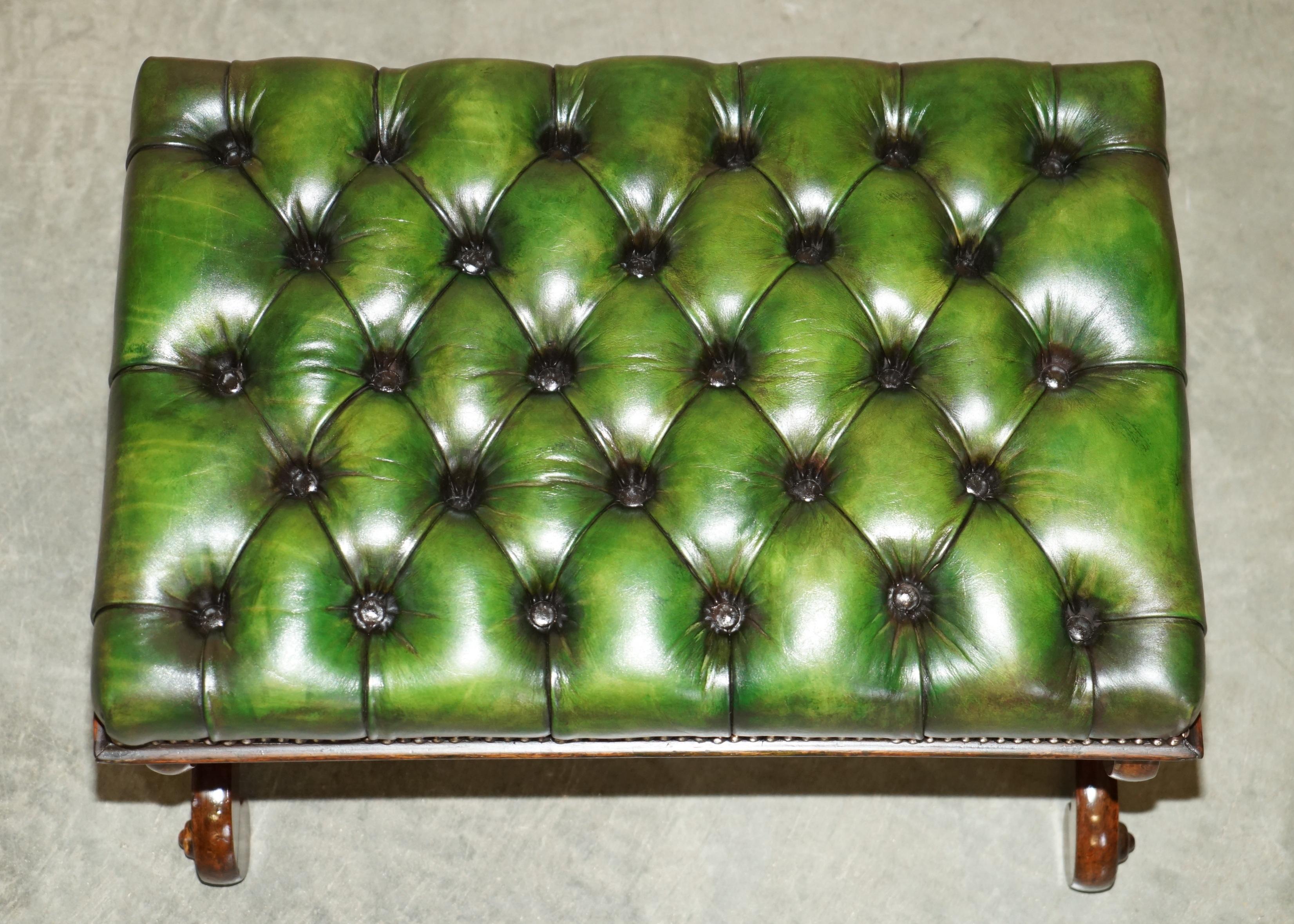 English ANTIQUE WILLIAM IV 1830 GREEN LEATHER HARDWOOD CHESTERFIELD STOOL PiANO BENCH For Sale
