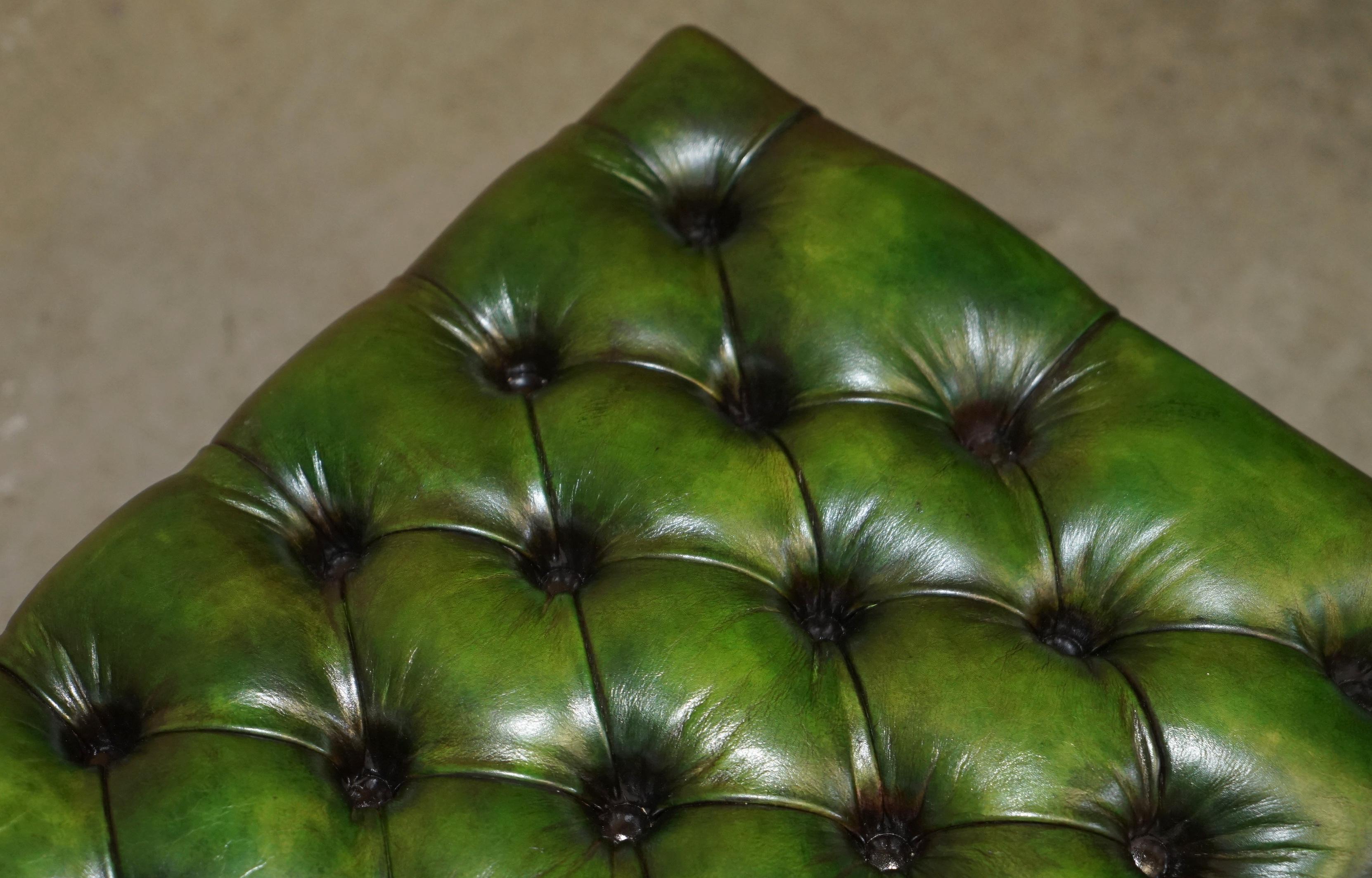 ANTIQUE WILLIAM IV 1830 GREEN LEATHER HARDWOOD CHESTERFIELD STOOL PiANO BENCH In Good Condition For Sale In West Sussex, Pulborough