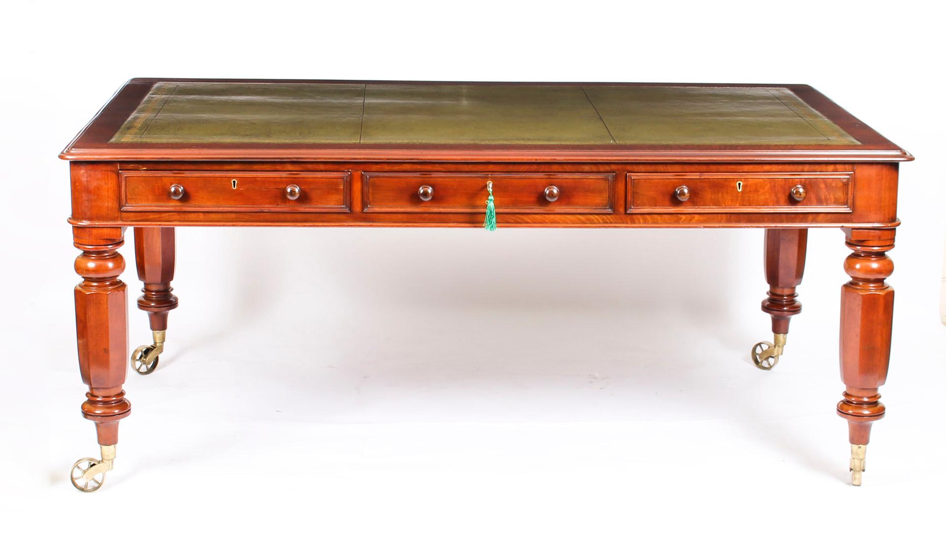 This is a gorgeous antique William IV mahogany partners library table, circa 1835 in date.

It is crafted from beautiful solid mahogany and features a striking faded green and goldtooled inset leather writing surface.

It is typical of the
