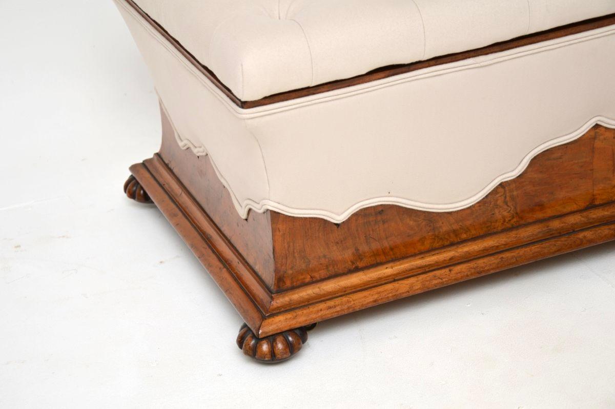 Antico sgabello ottomano in radica di noce William Williams IV in vendita 2